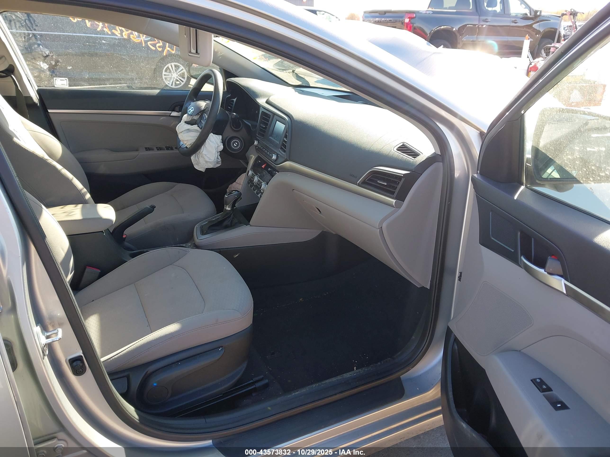 HYUNDAI ELANTRA image 5