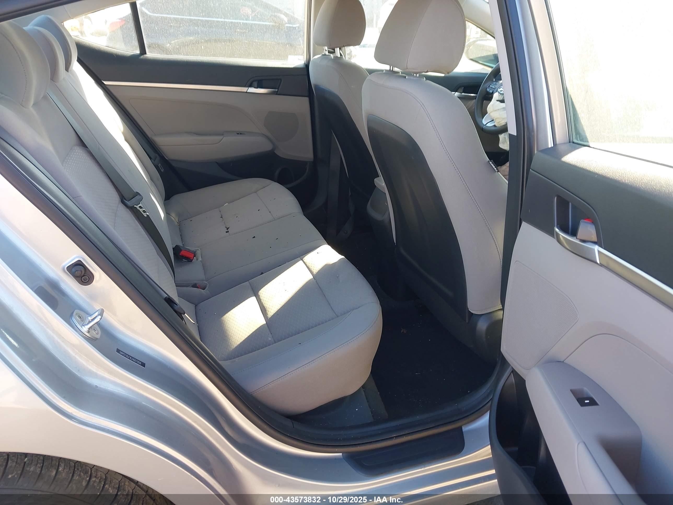 HYUNDAI ELANTRA image 8