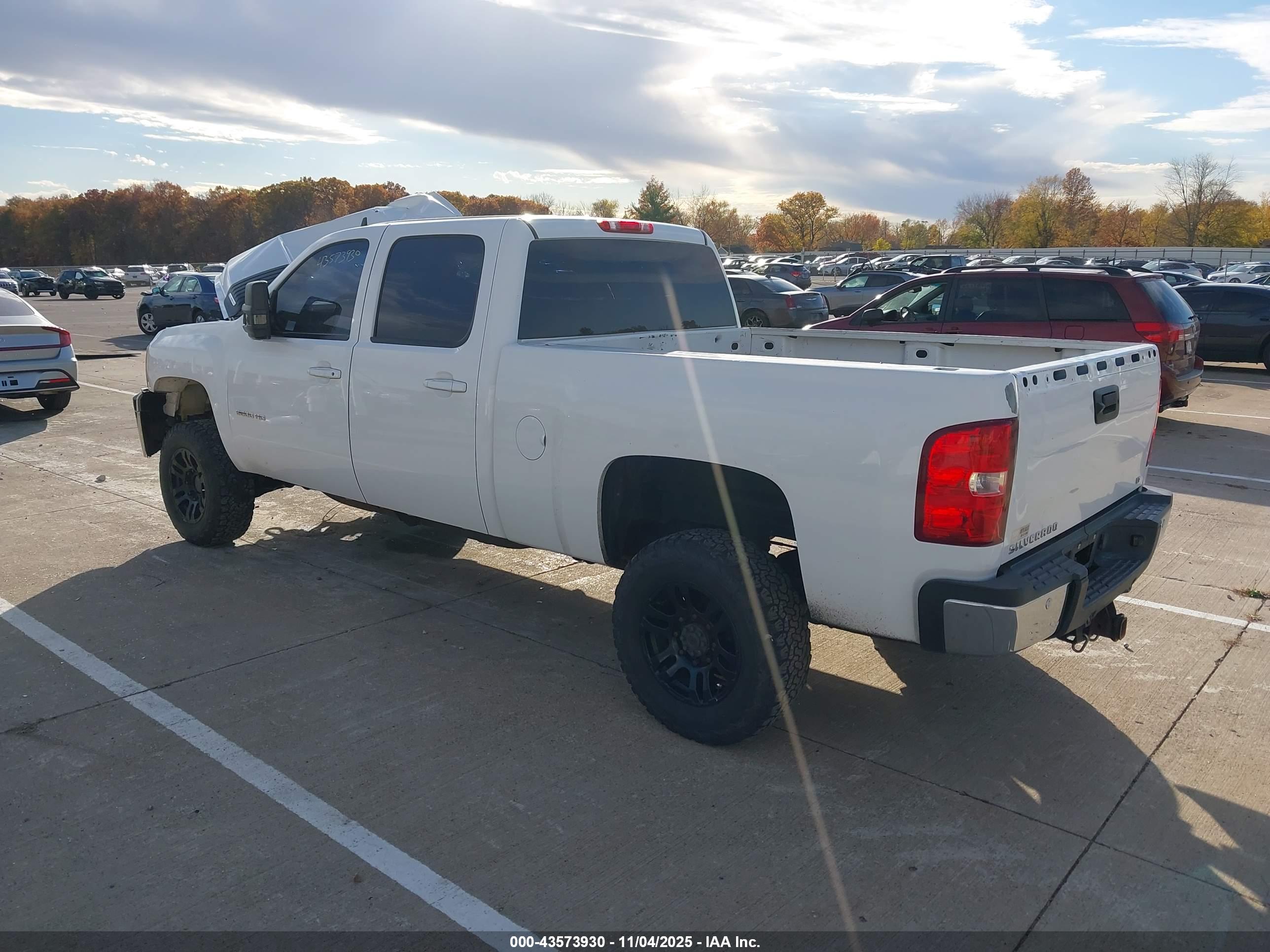 CHEVROLET SILVERADO image 3