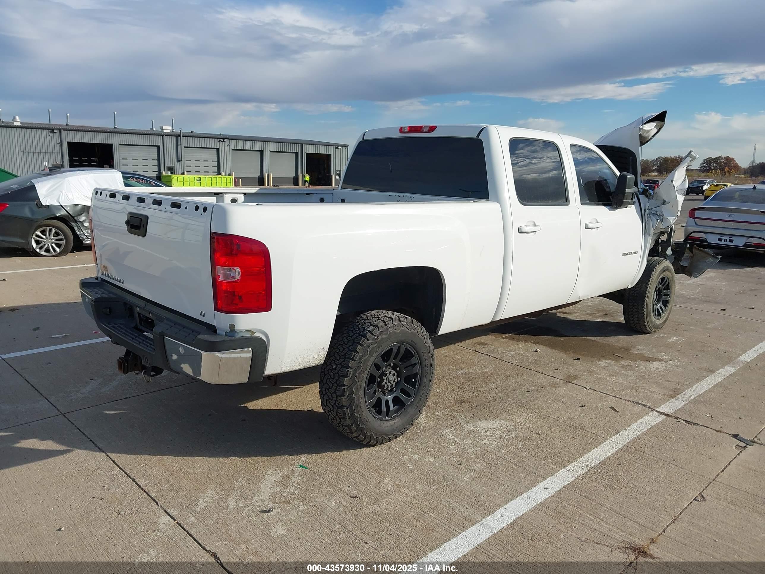 CHEVROLET SILVERADO image 4