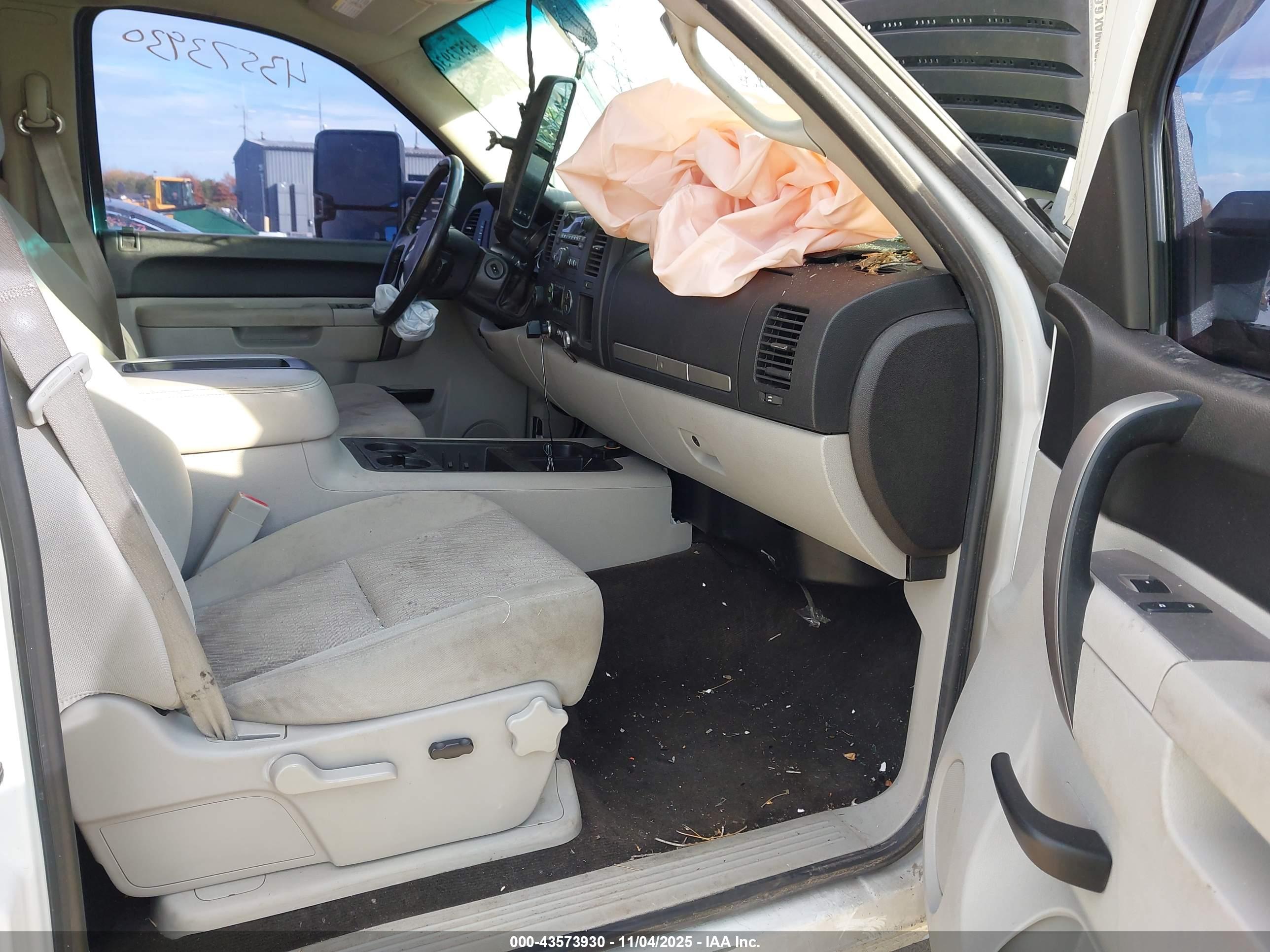 CHEVROLET SILVERADO image 5