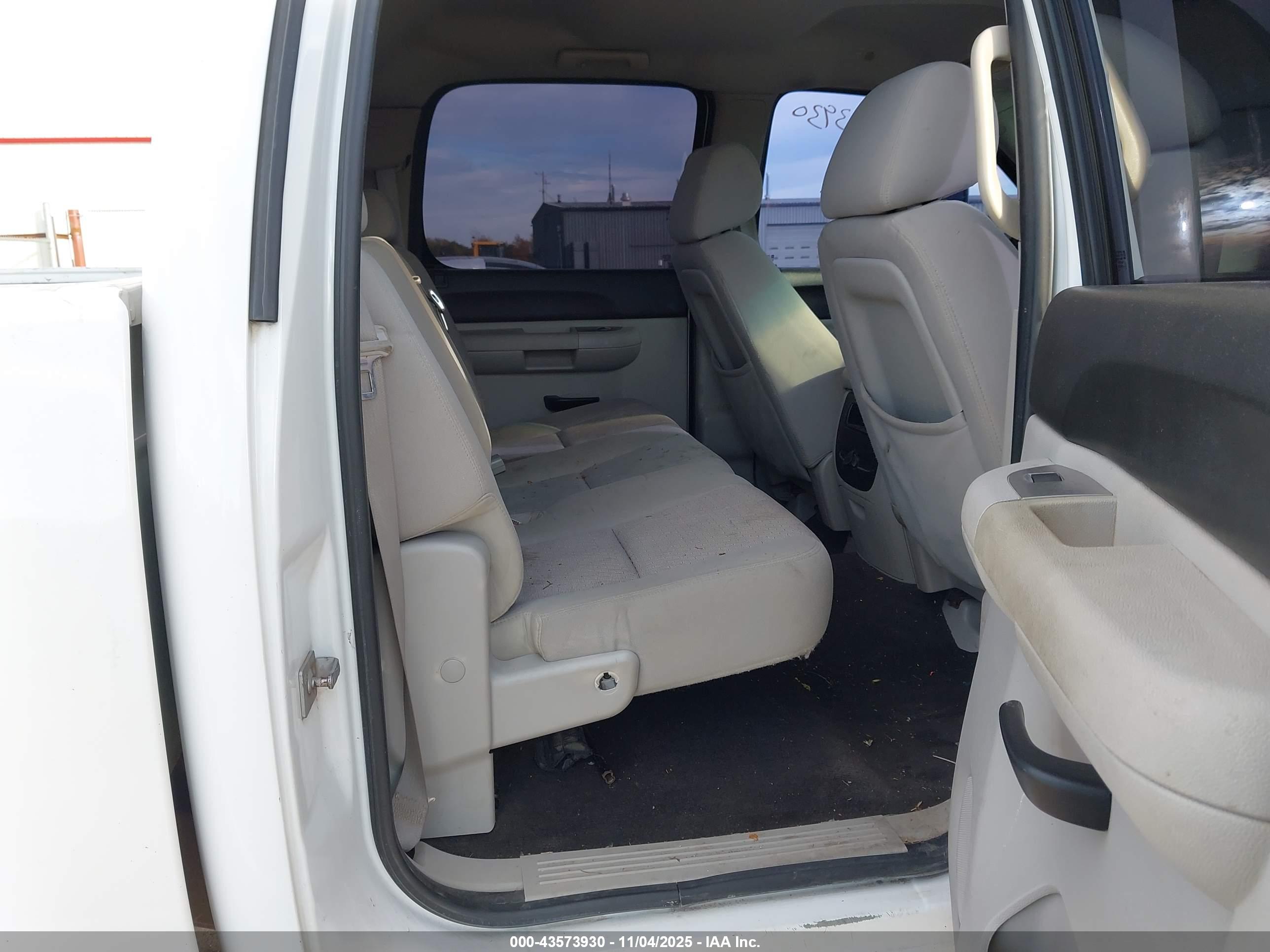CHEVROLET SILVERADO image 8