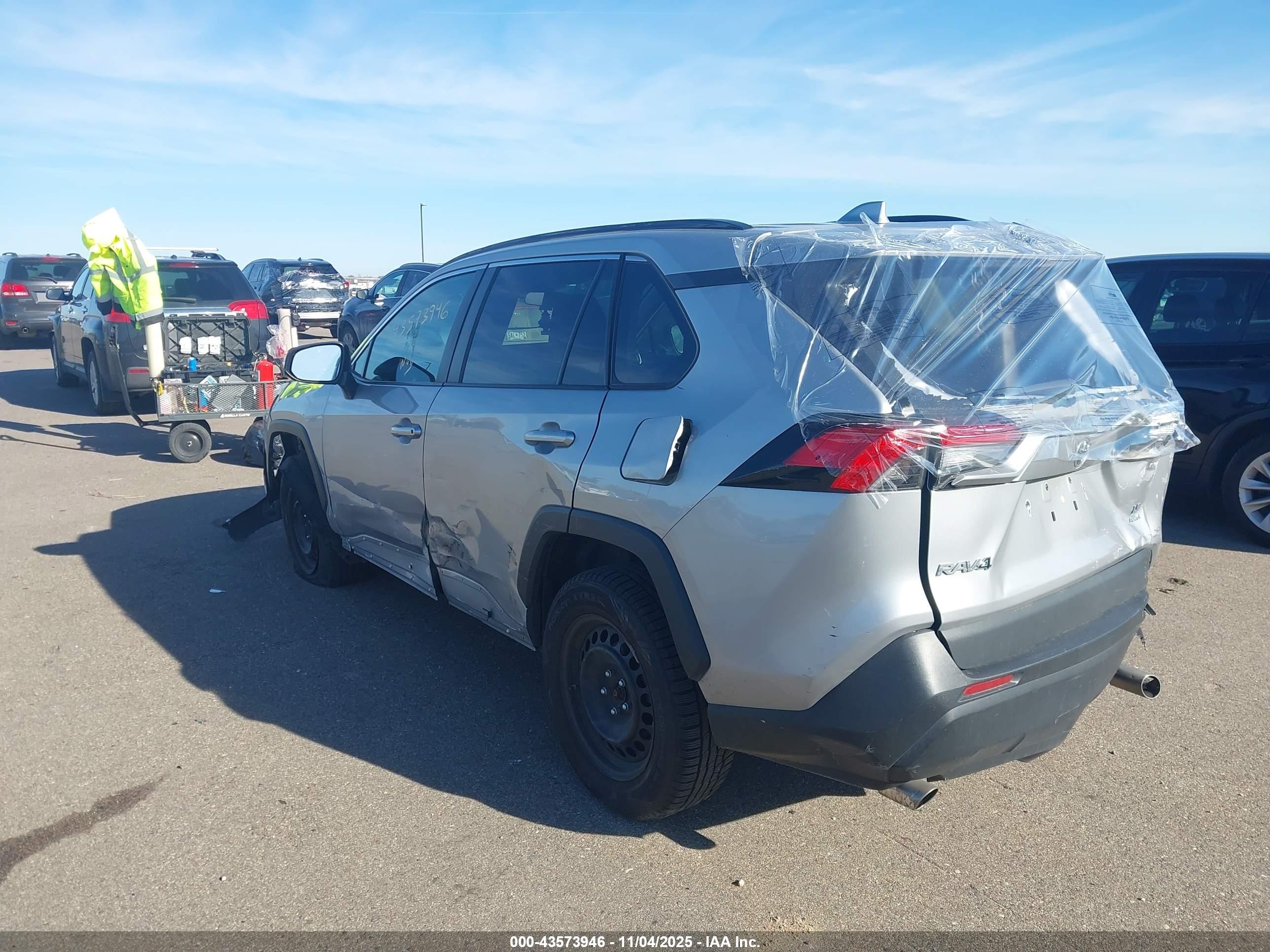 TOYOTA RAV4 image 3
