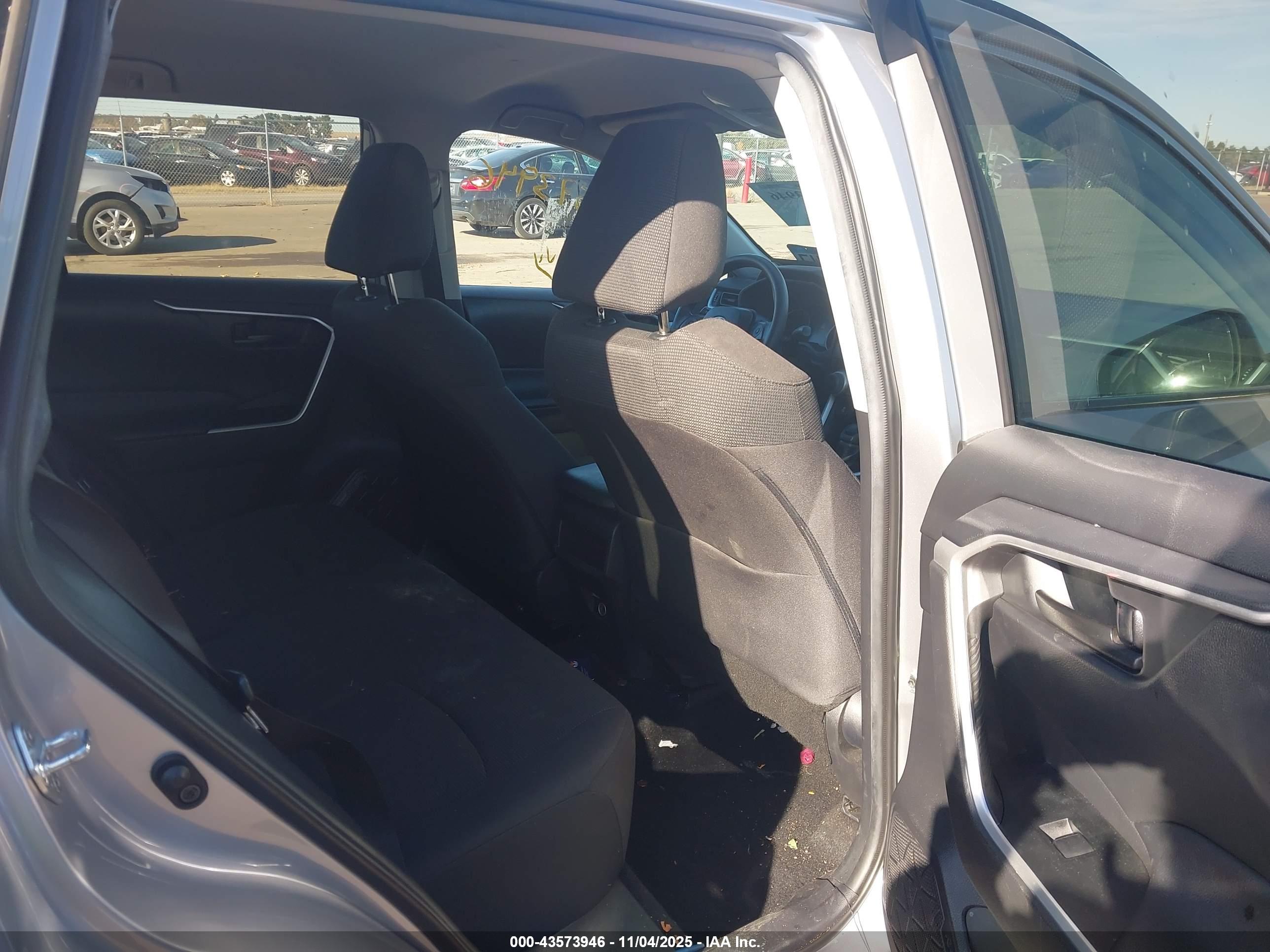 TOYOTA RAV4 image 8