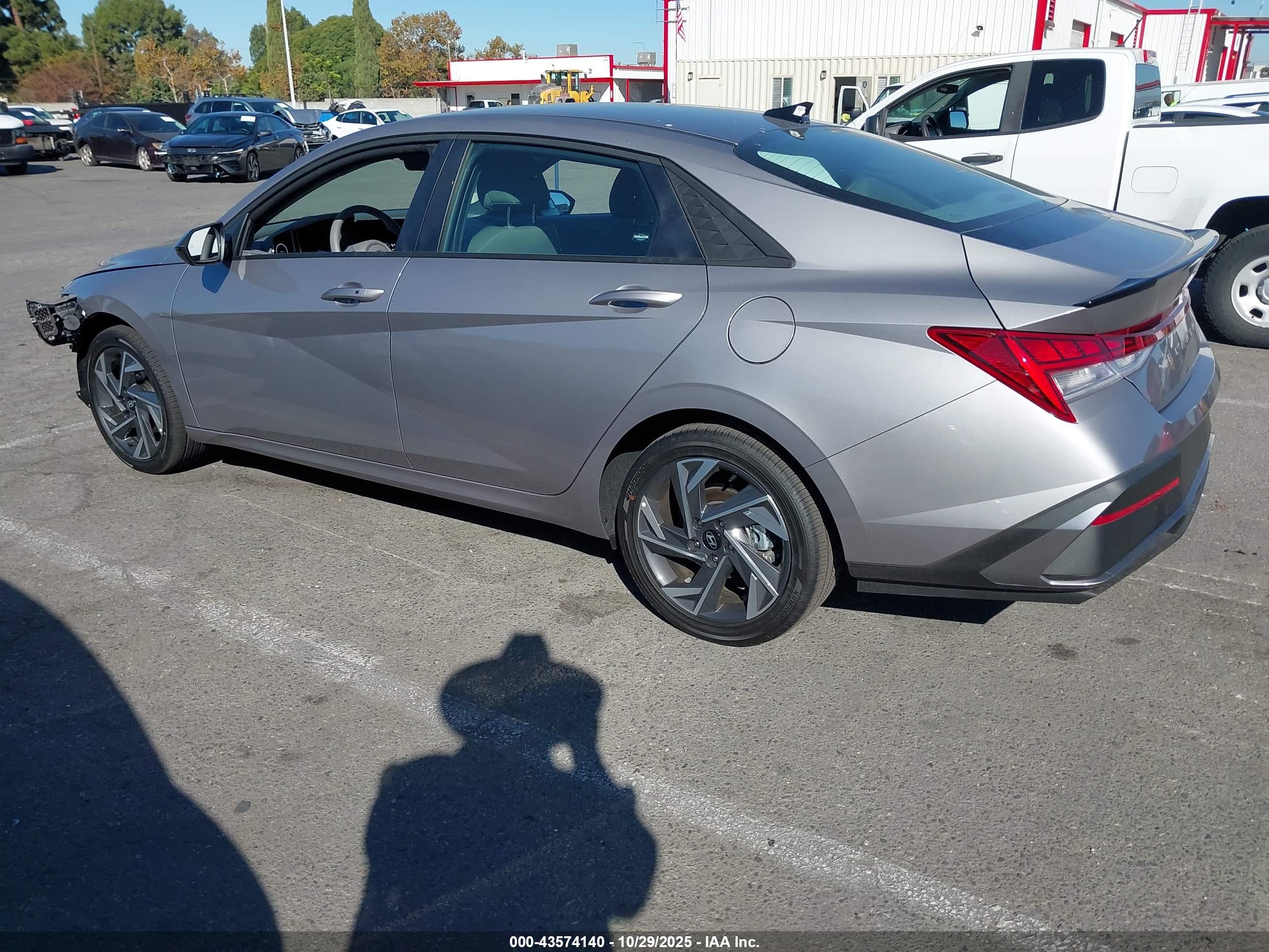 HYUNDAI ELANTRA image 3