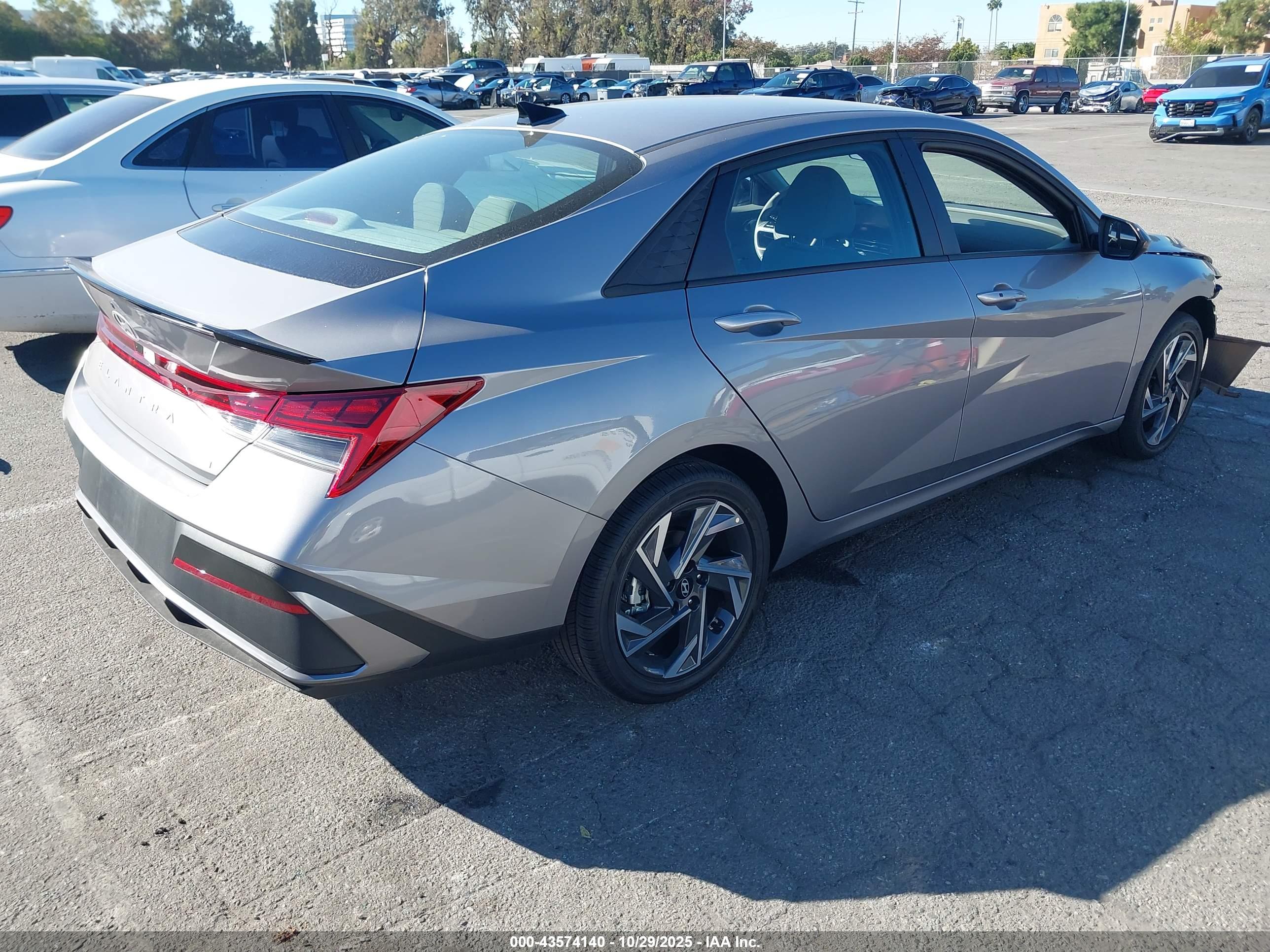 HYUNDAI ELANTRA image 4