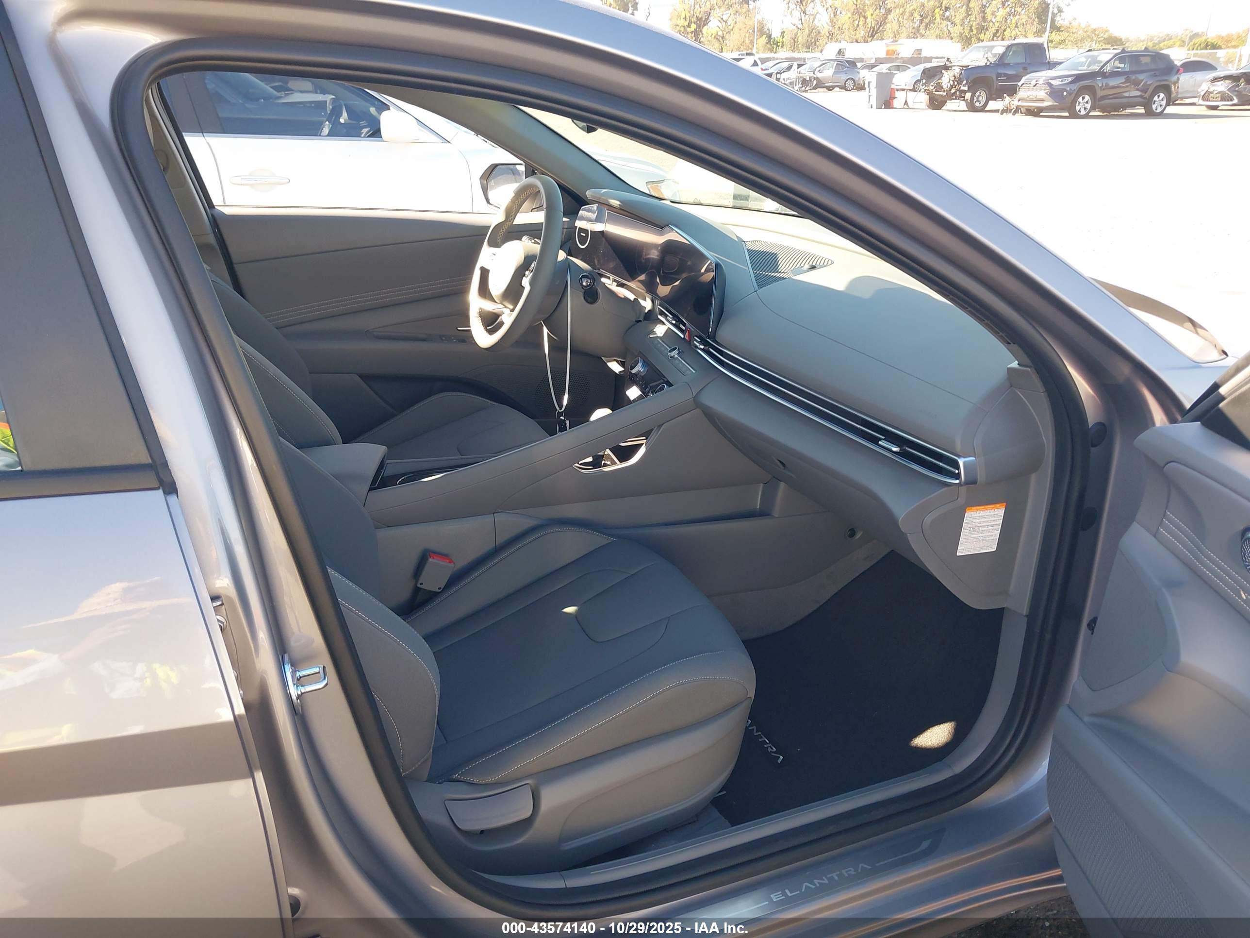 HYUNDAI ELANTRA image 5