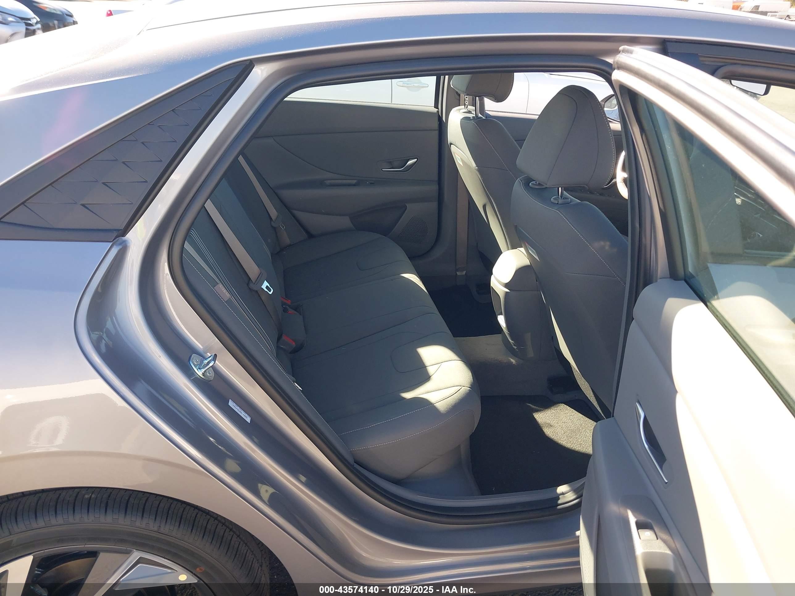 HYUNDAI ELANTRA image 8