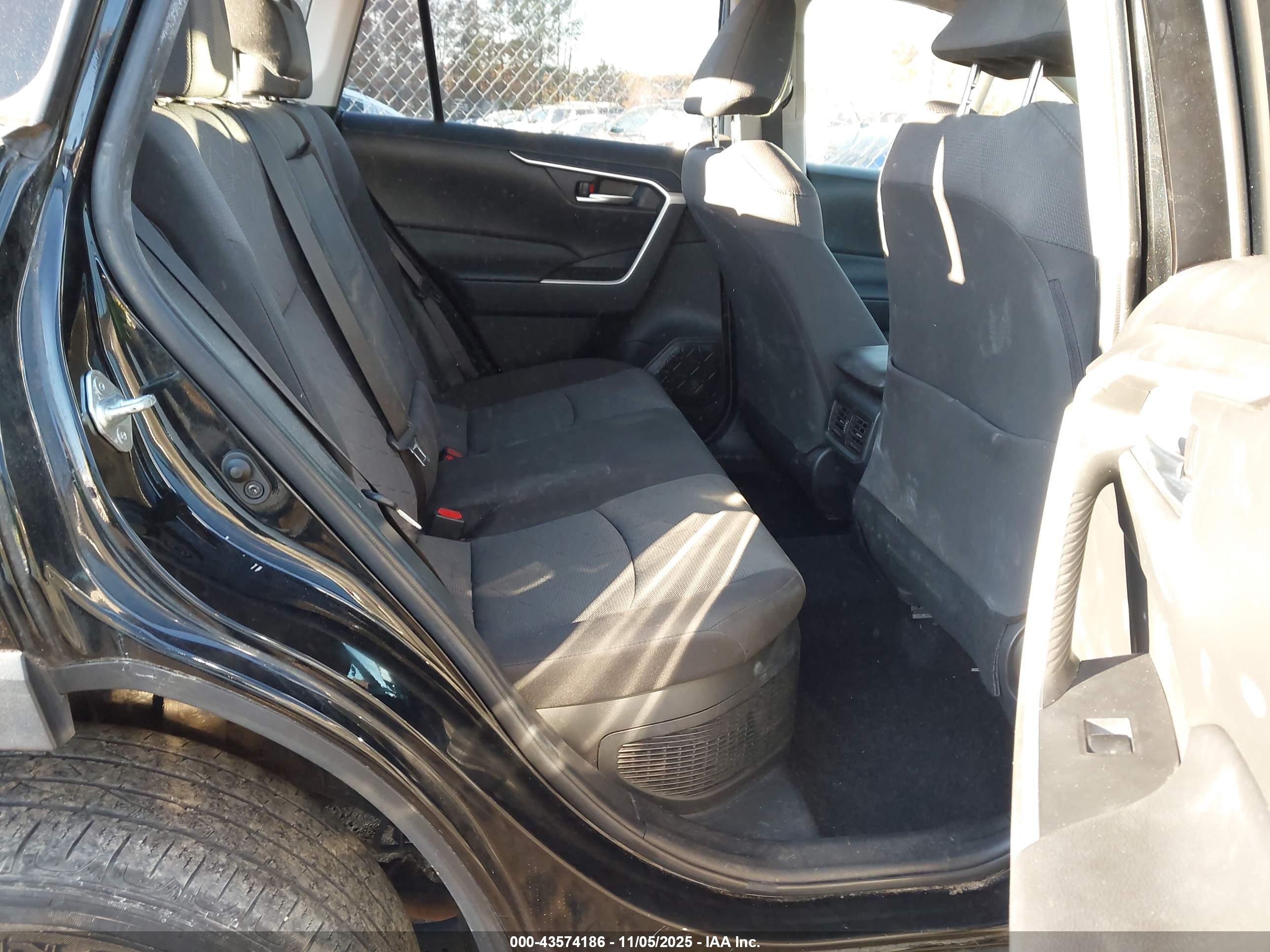 TOYOTA RAV4 image 8