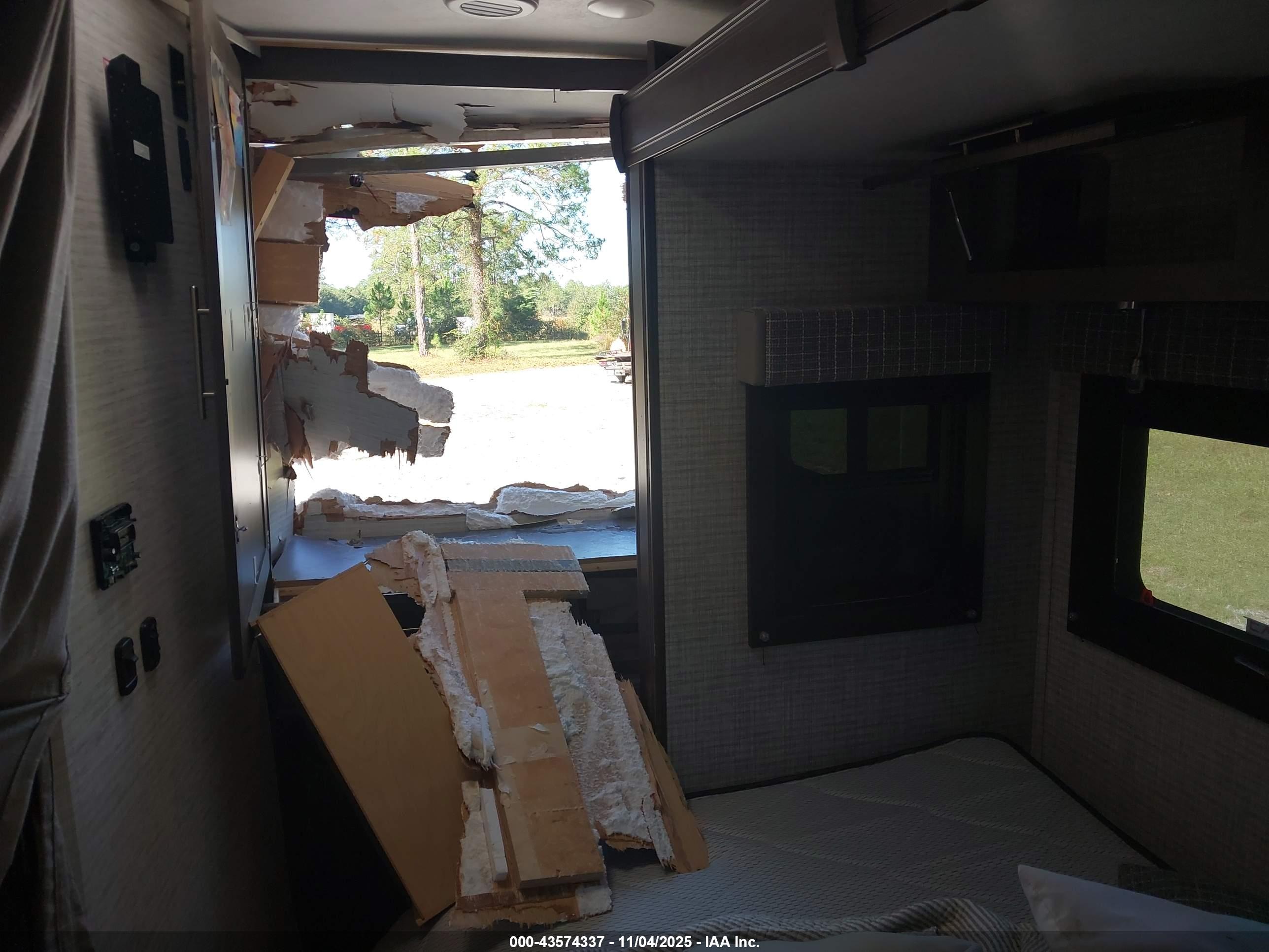 FORD E-450 image 8