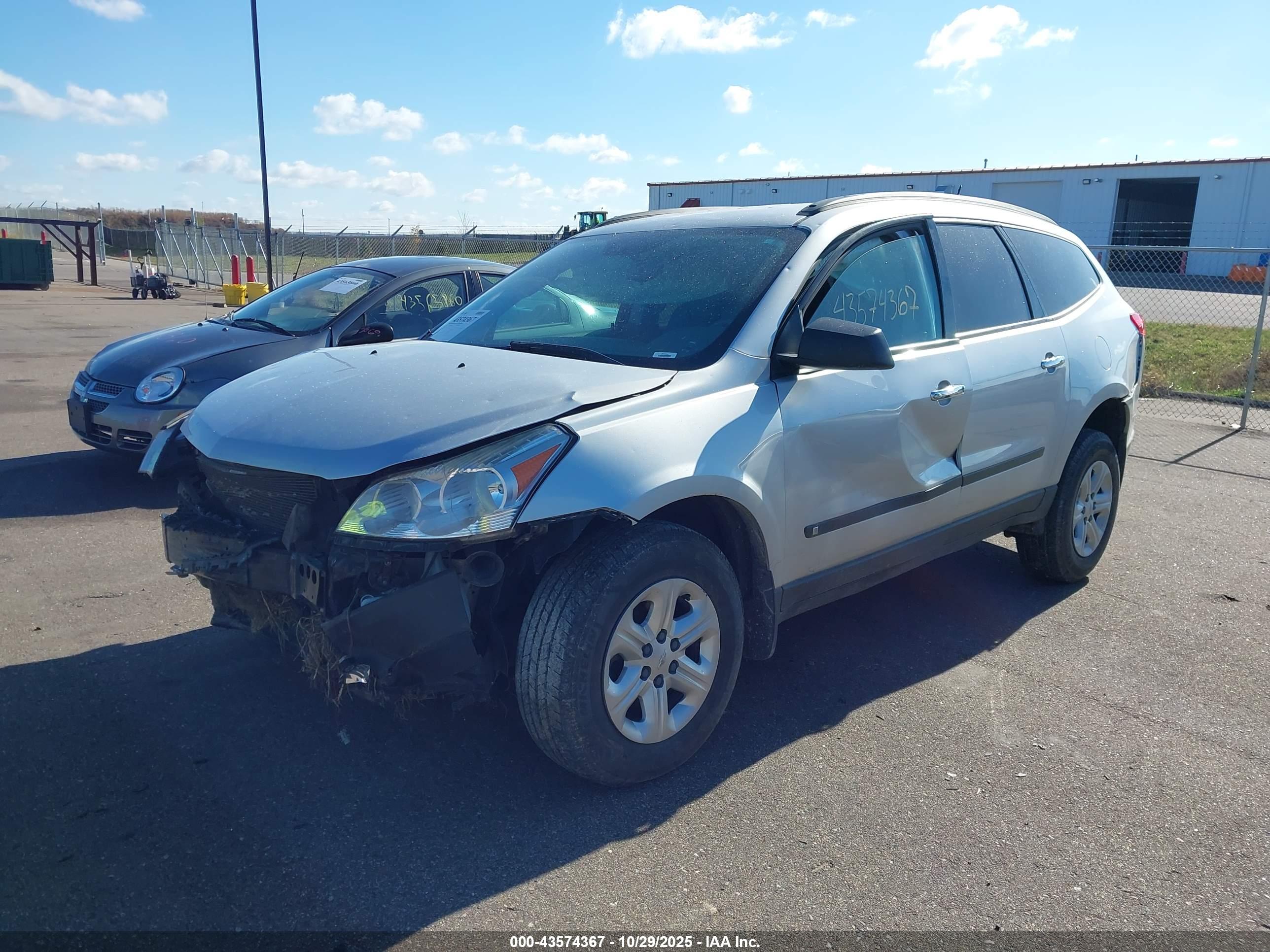 CHEVROLET TRAVERSE image 2