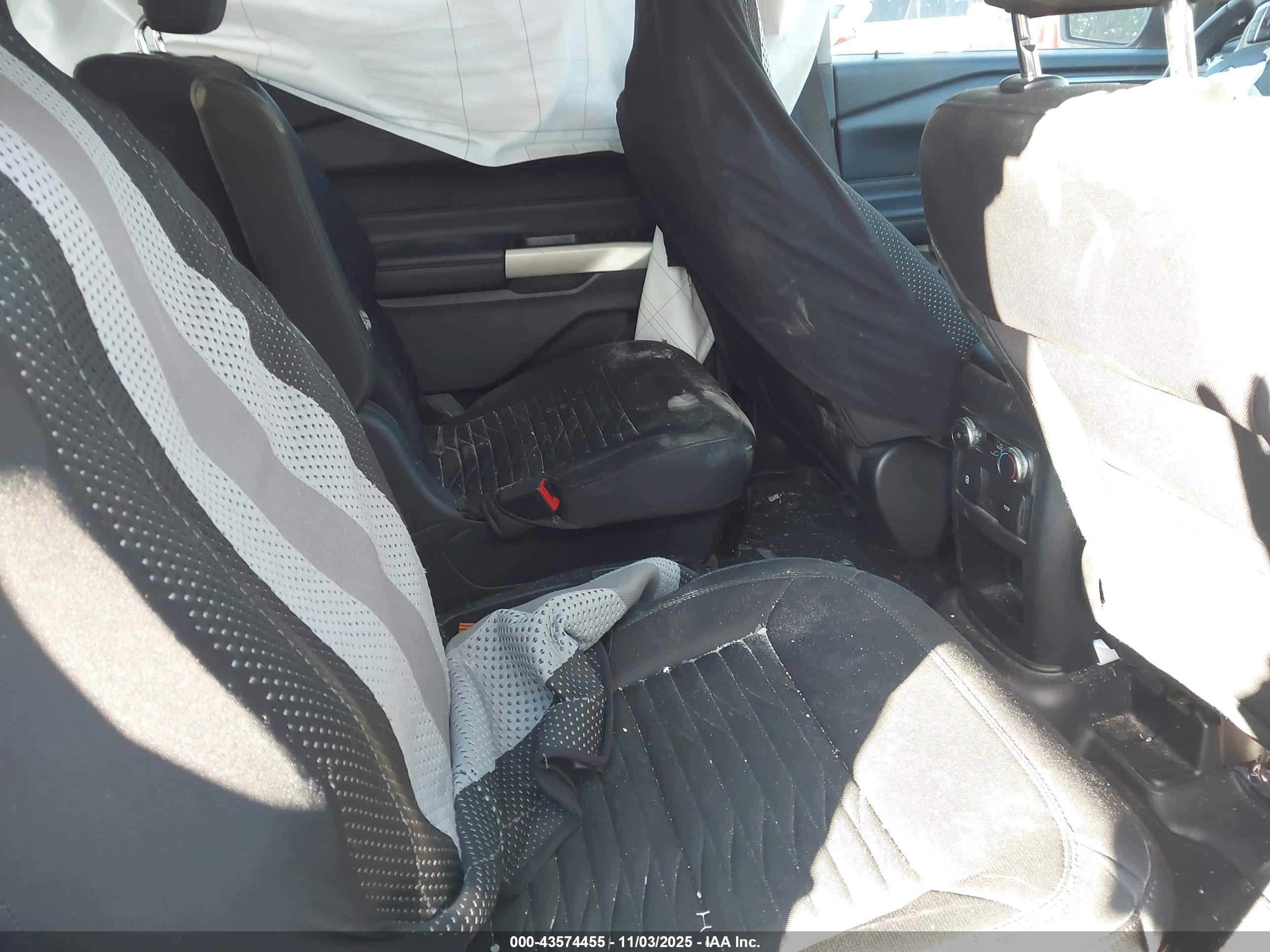FORD EXPLORER image 8