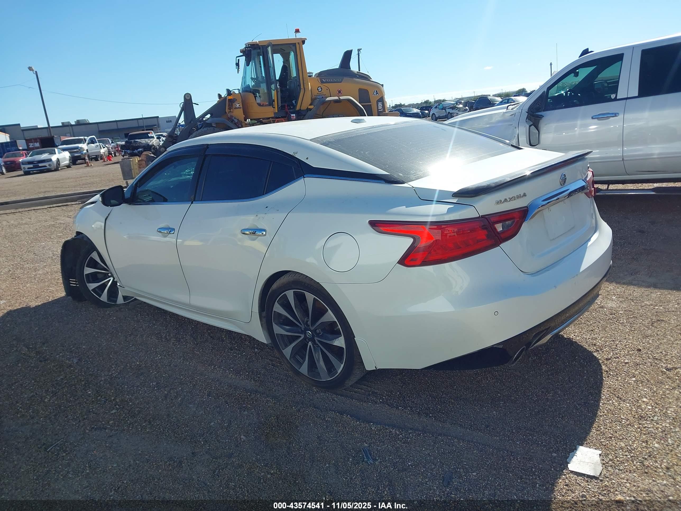 NISSAN MAXIMA image 3