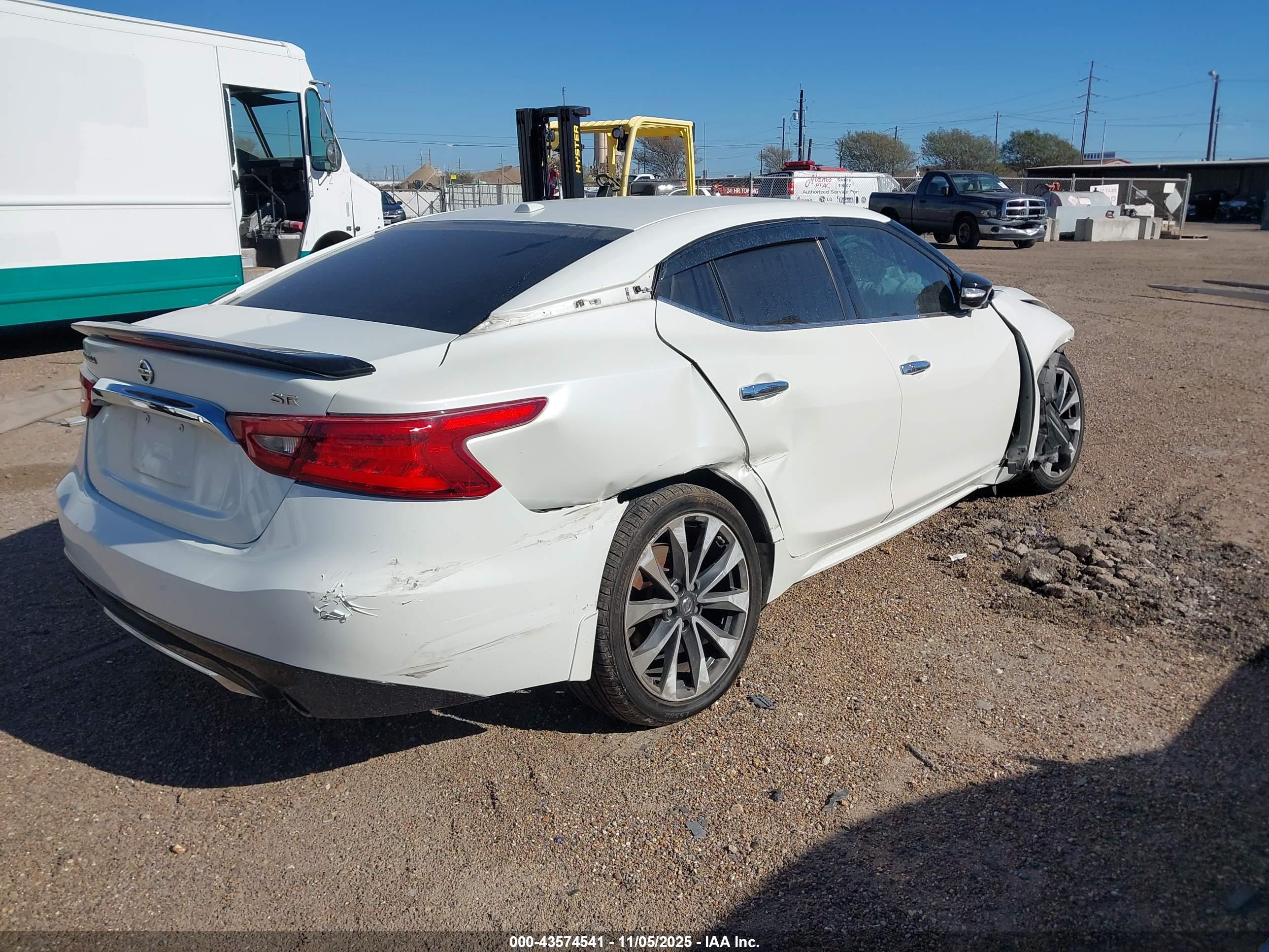 NISSAN MAXIMA image 4