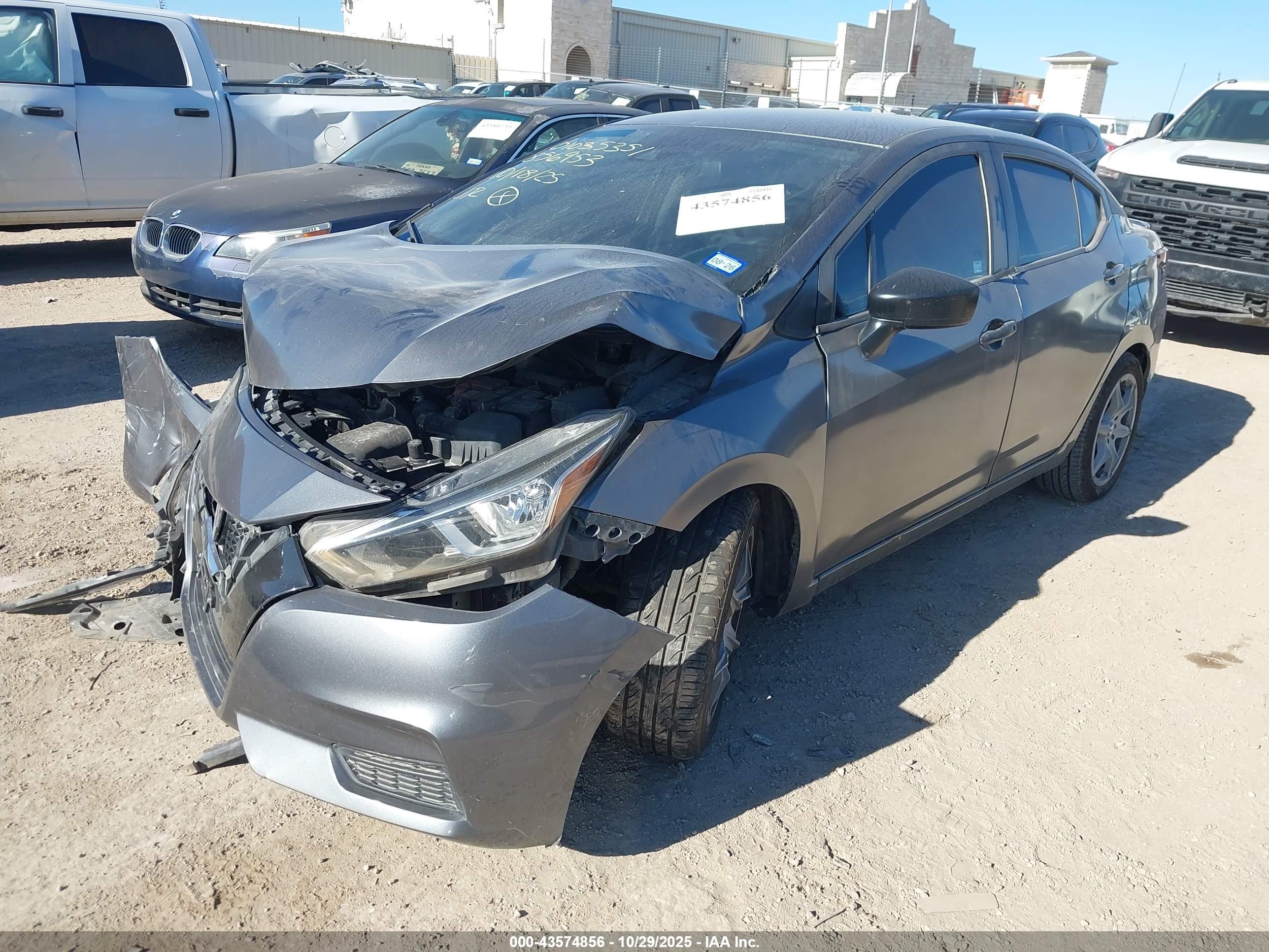 NISSAN VERSA image 2