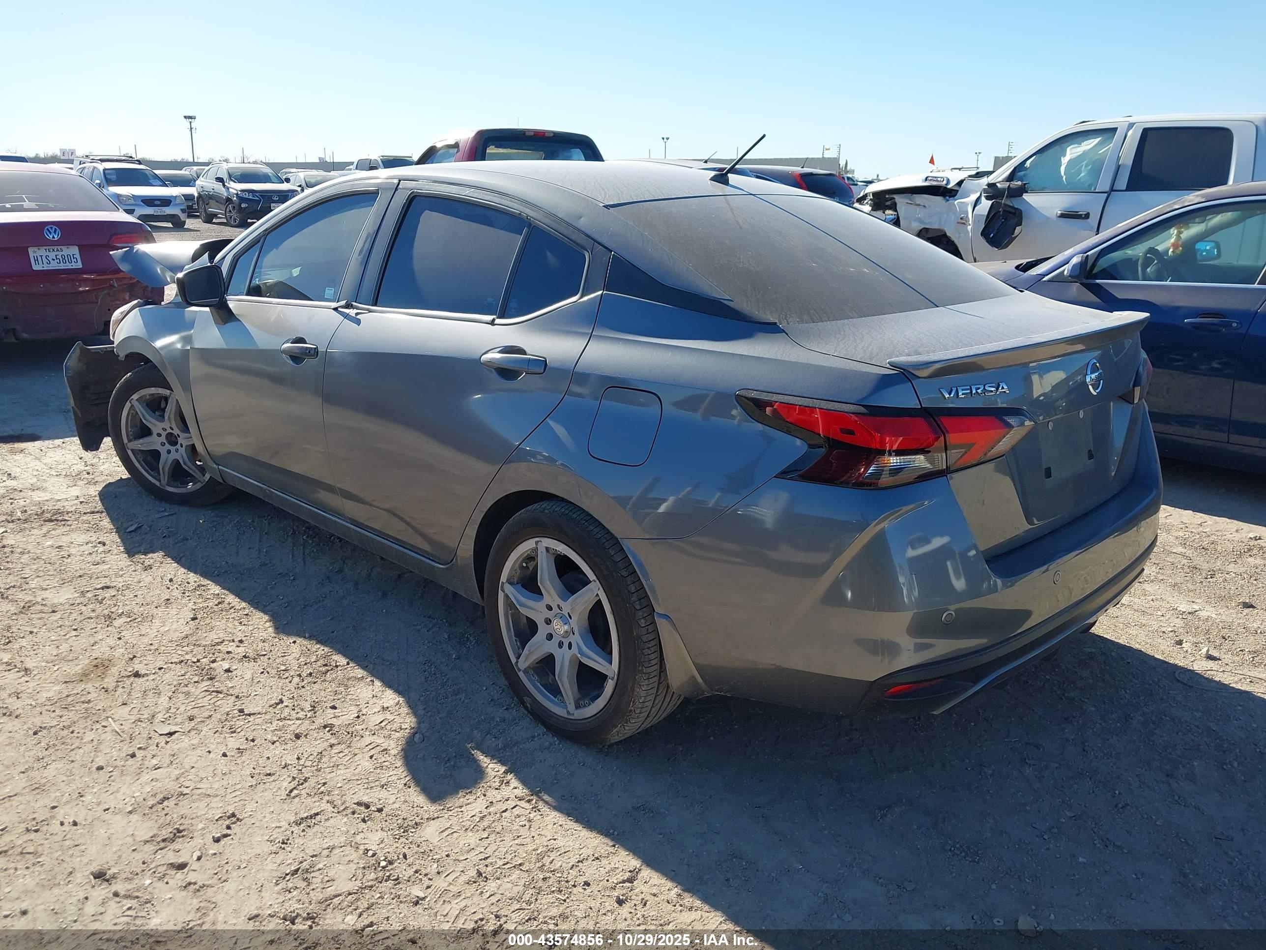NISSAN VERSA image 3