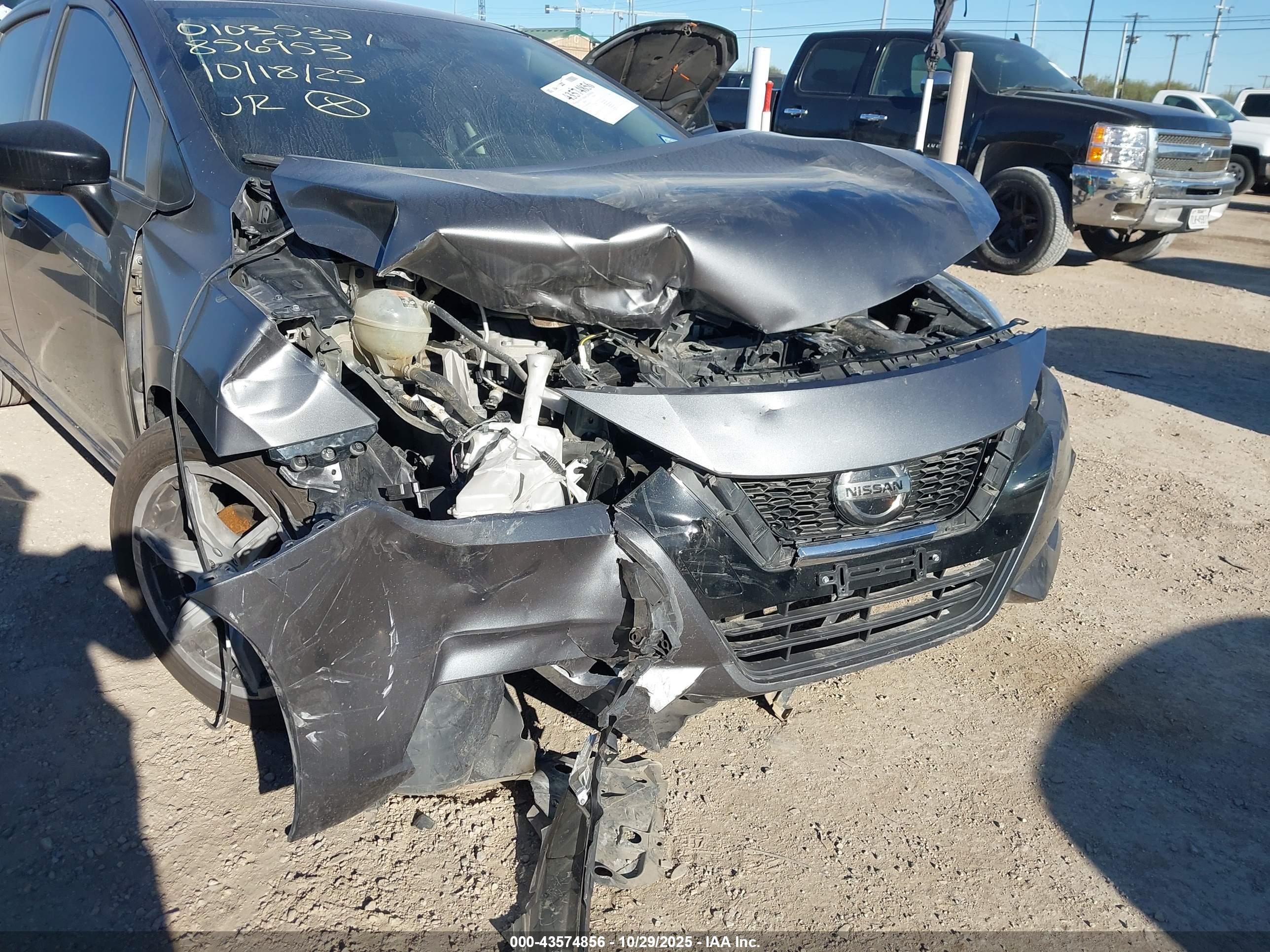 NISSAN VERSA image 6