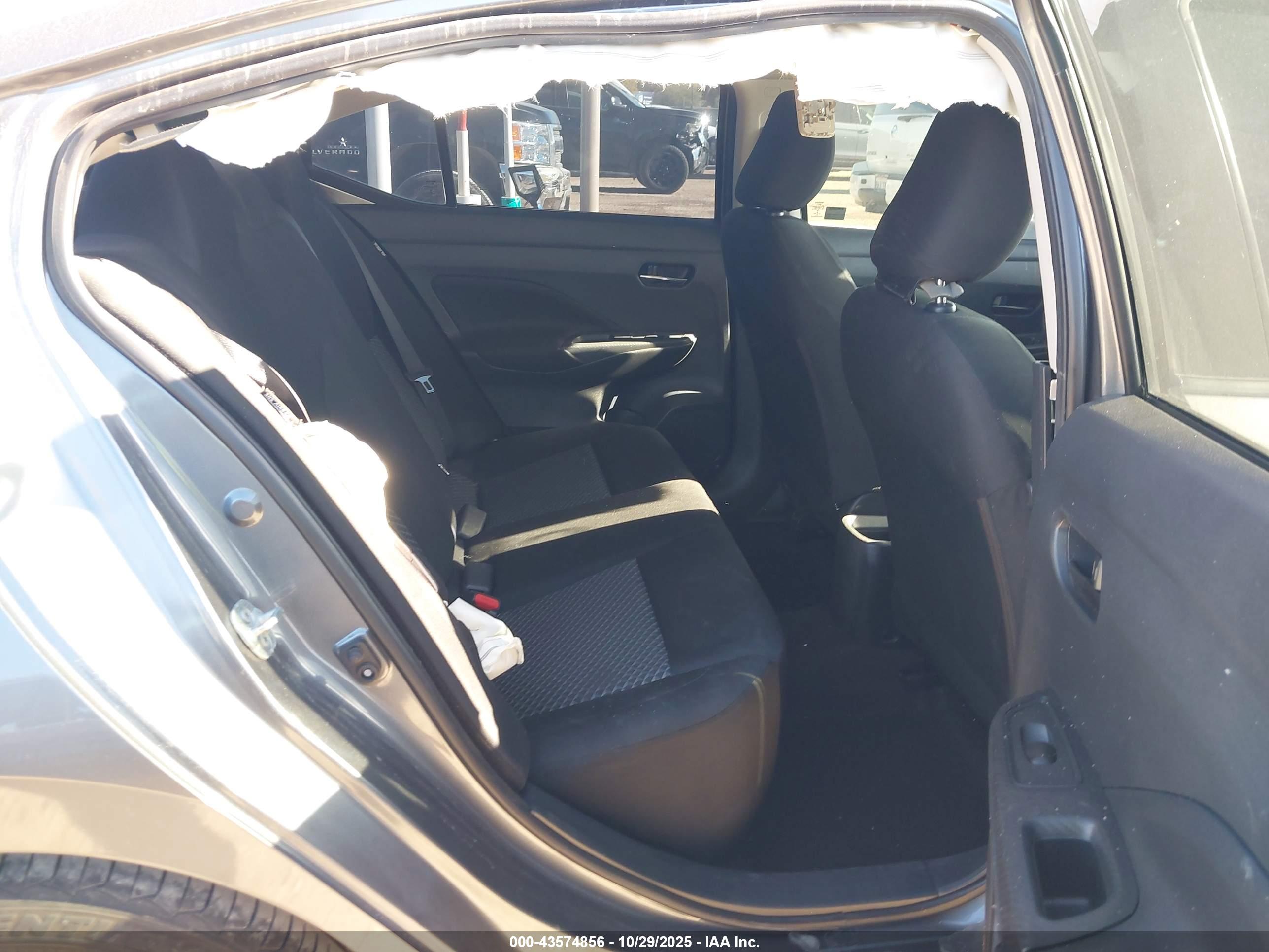 NISSAN VERSA image 8