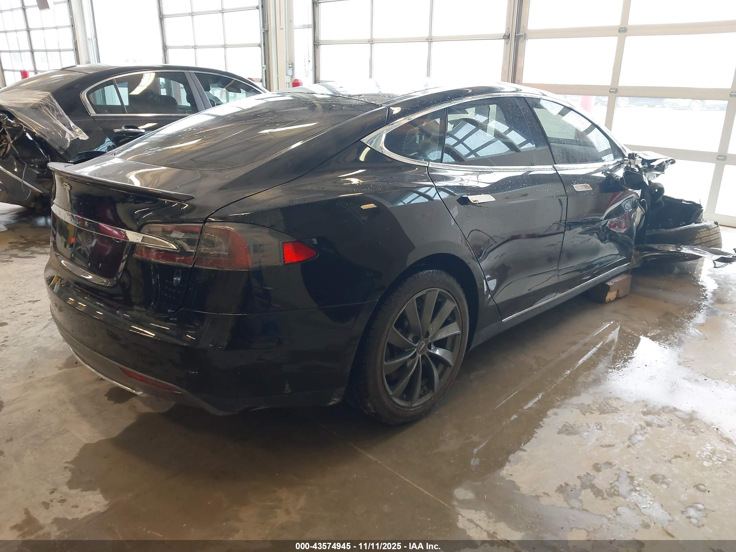 TESLA MODEL image 4
