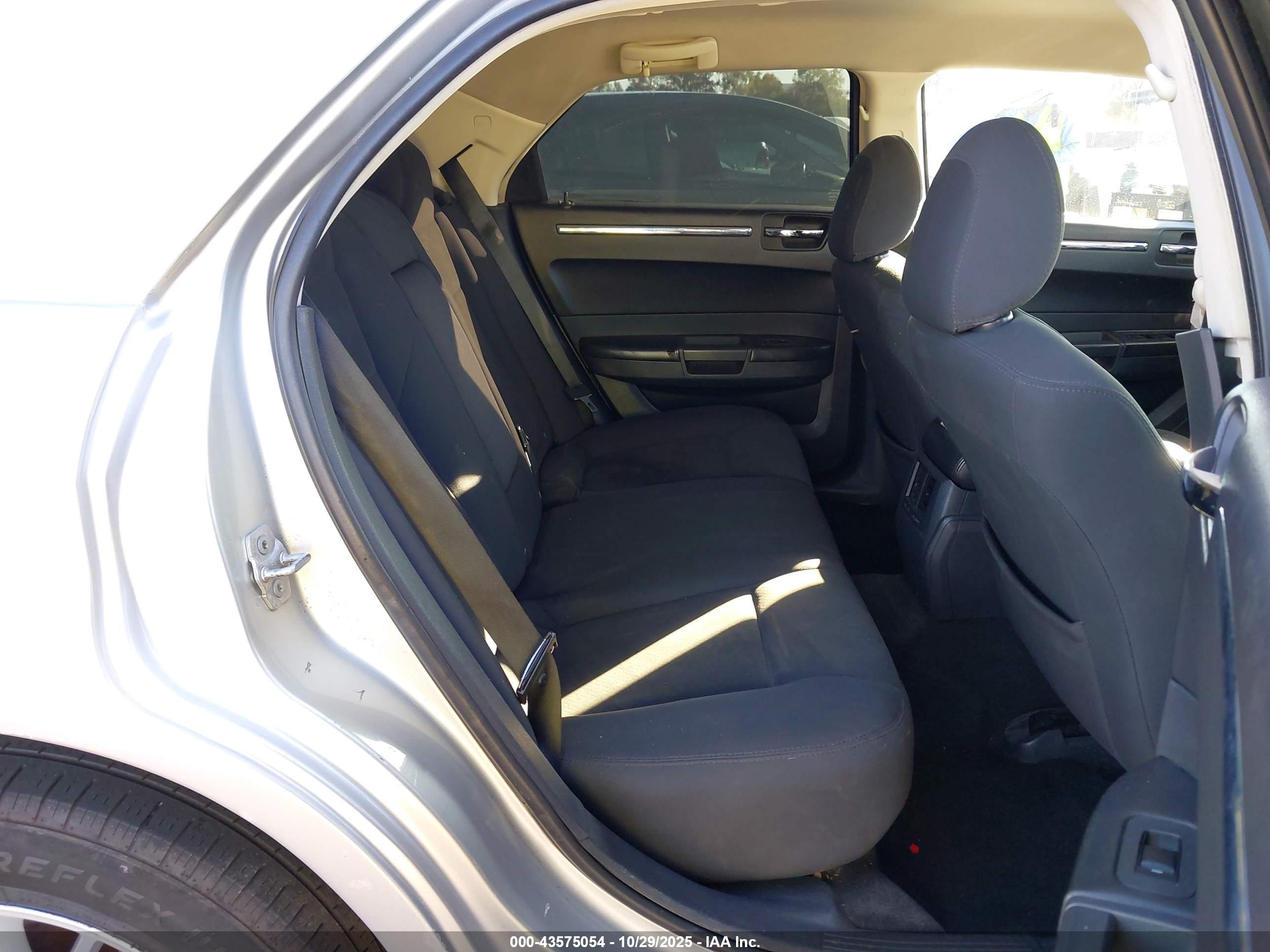 CHRYSLER 300 image 8