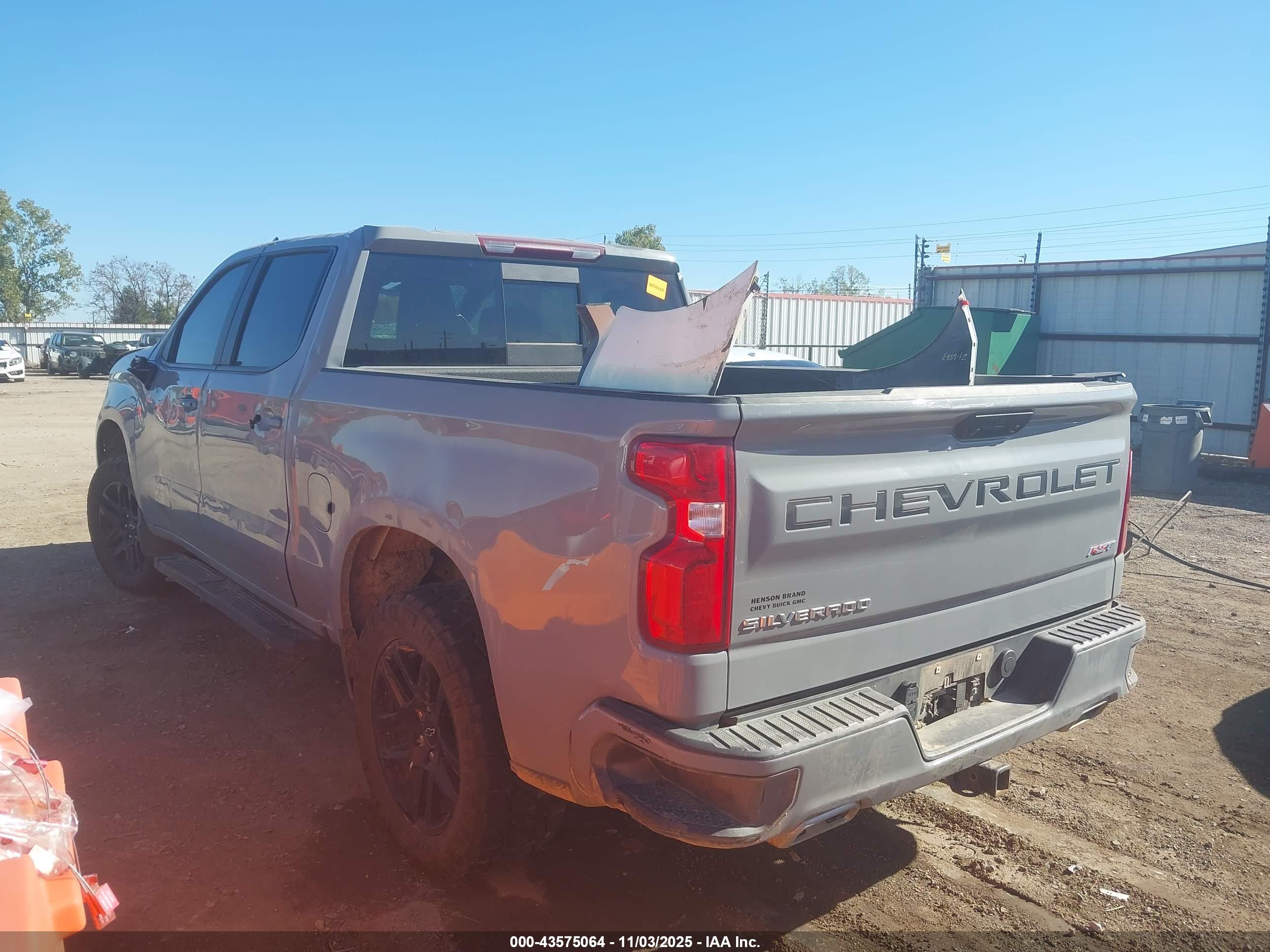 CHEVROLET SILVERADO image 3