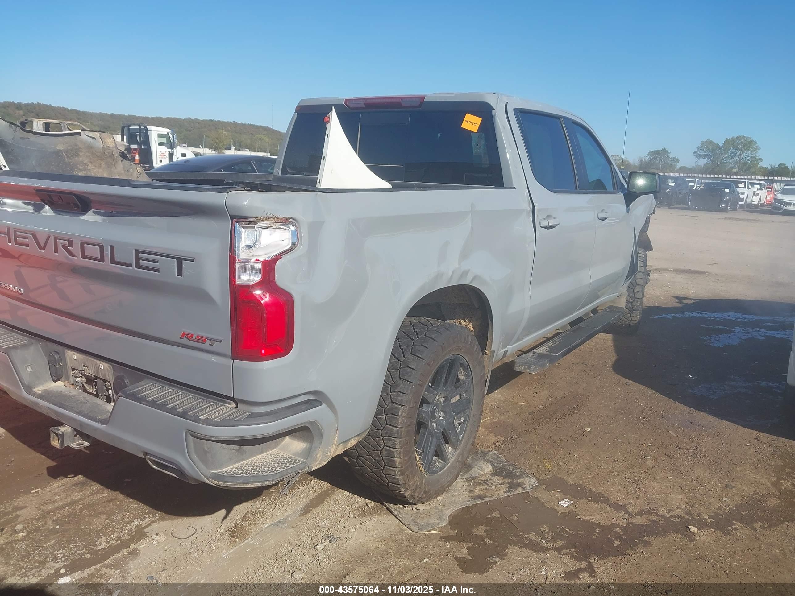 CHEVROLET SILVERADO image 4