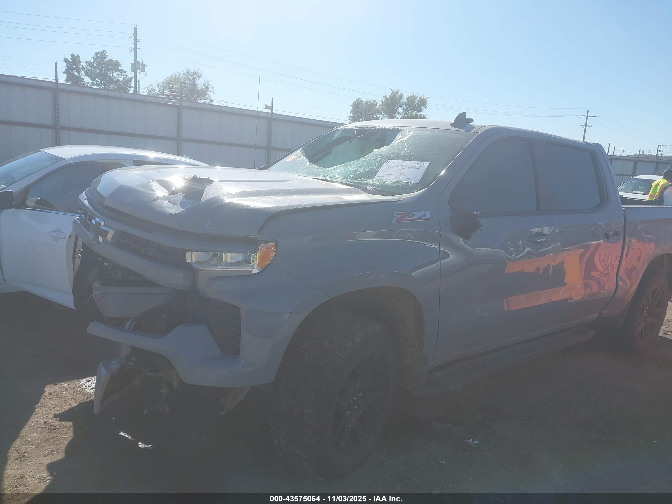 CHEVROLET SILVERADO image 6