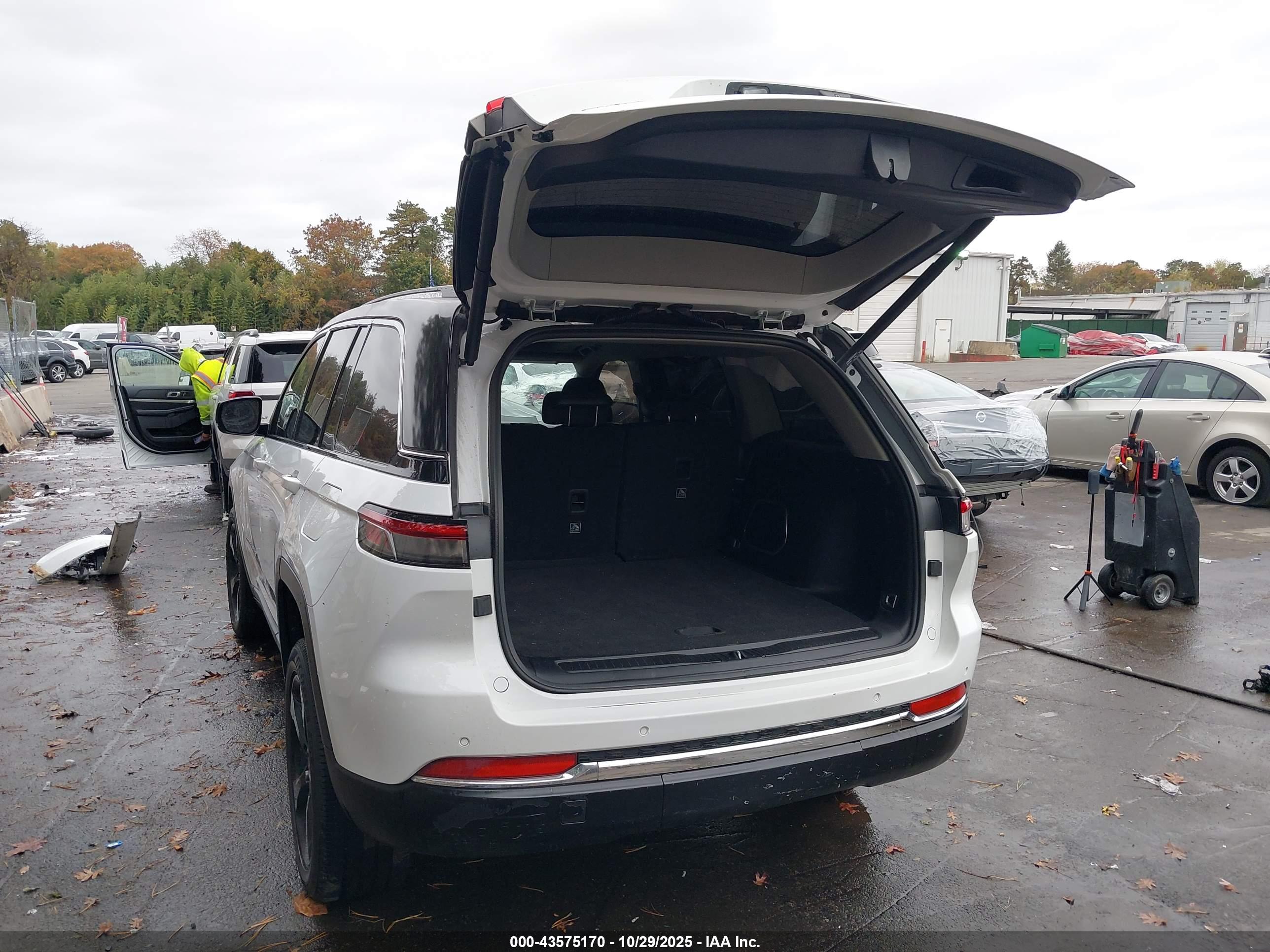 JEEP GRAND image 3