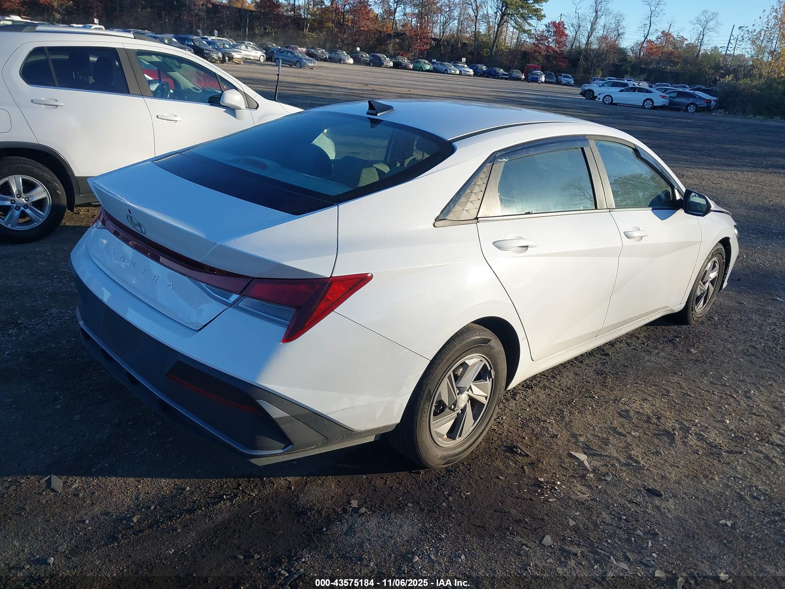 HYUNDAI ELANTRA image 4