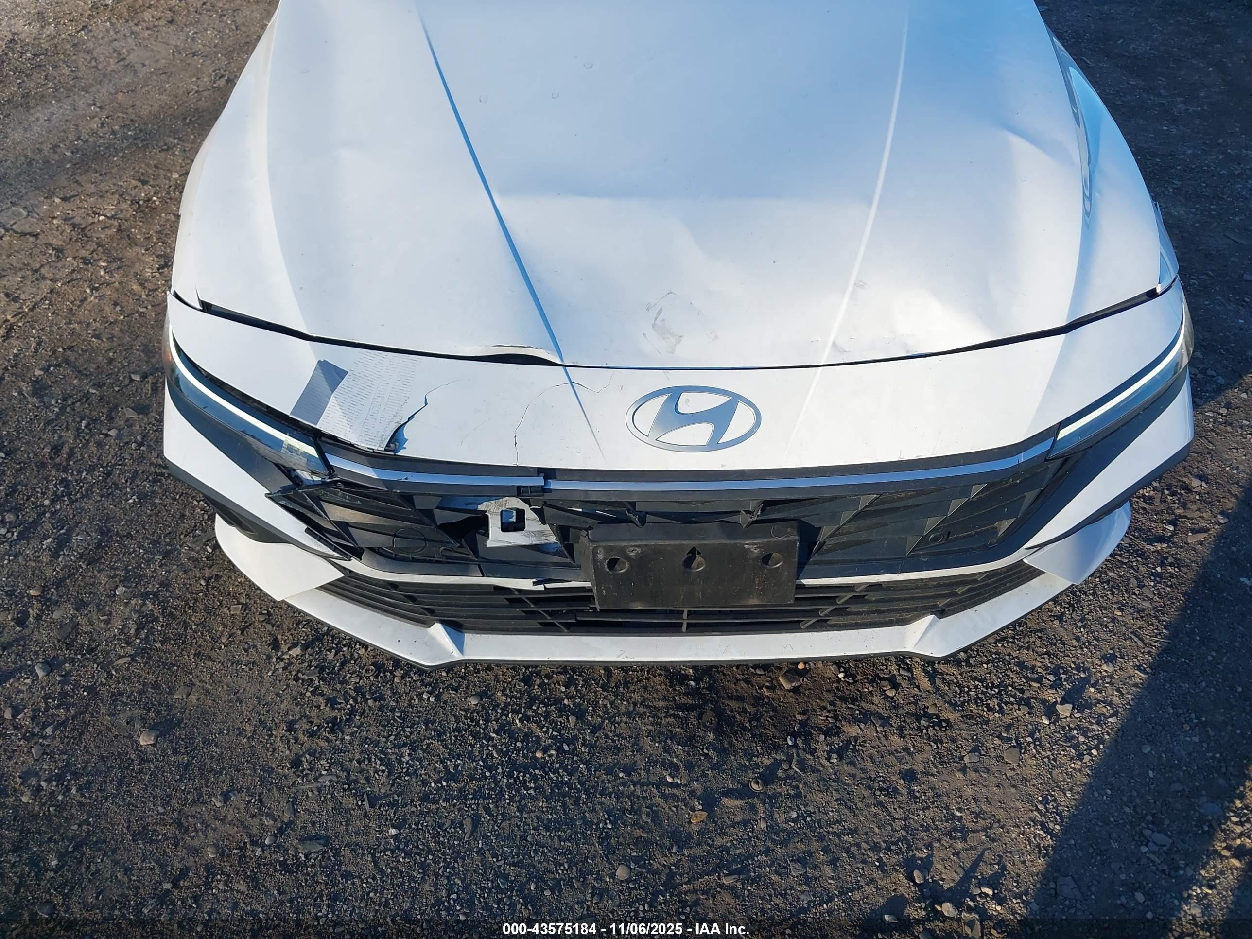 HYUNDAI ELANTRA image 6