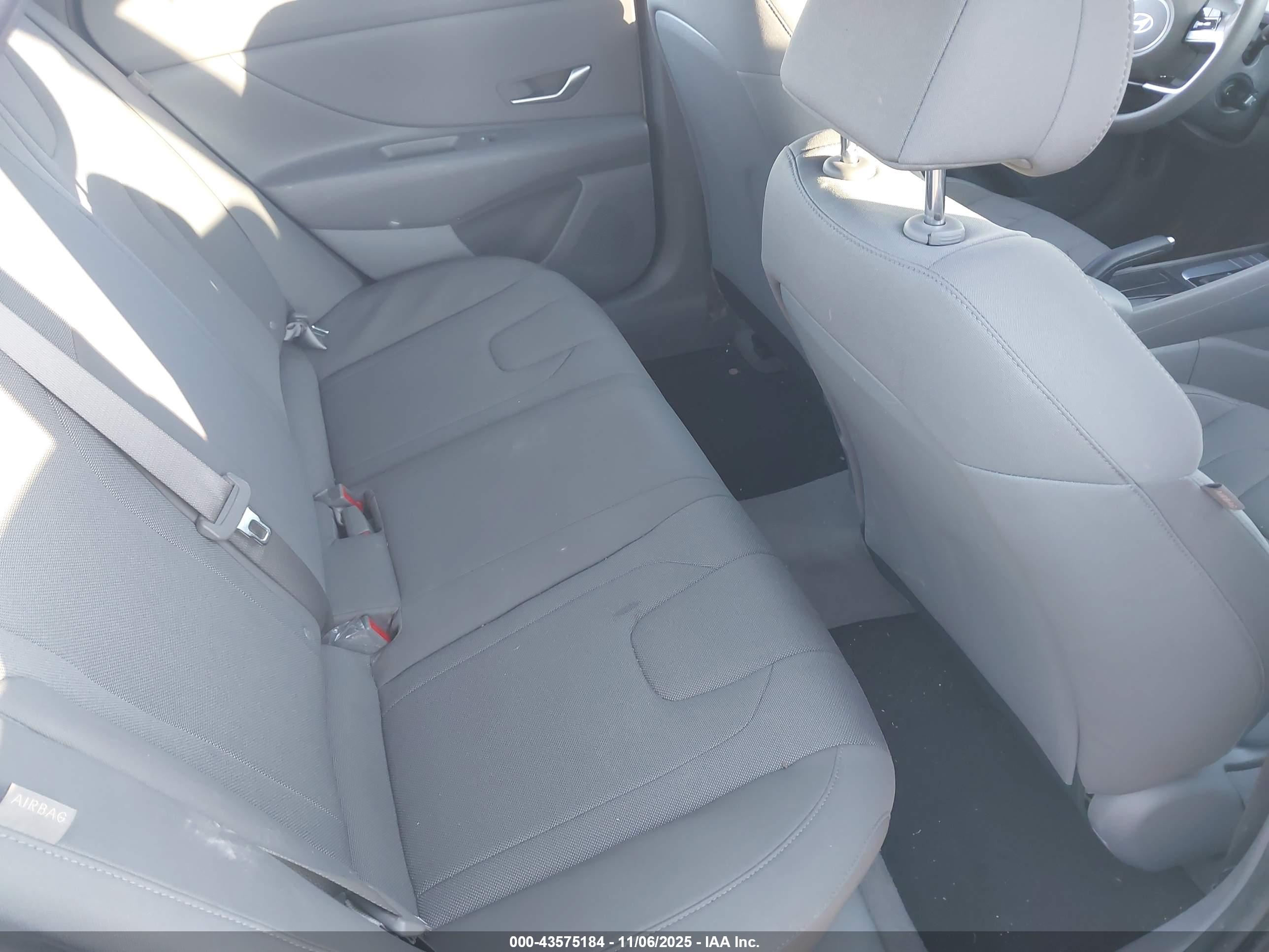 HYUNDAI ELANTRA image 8