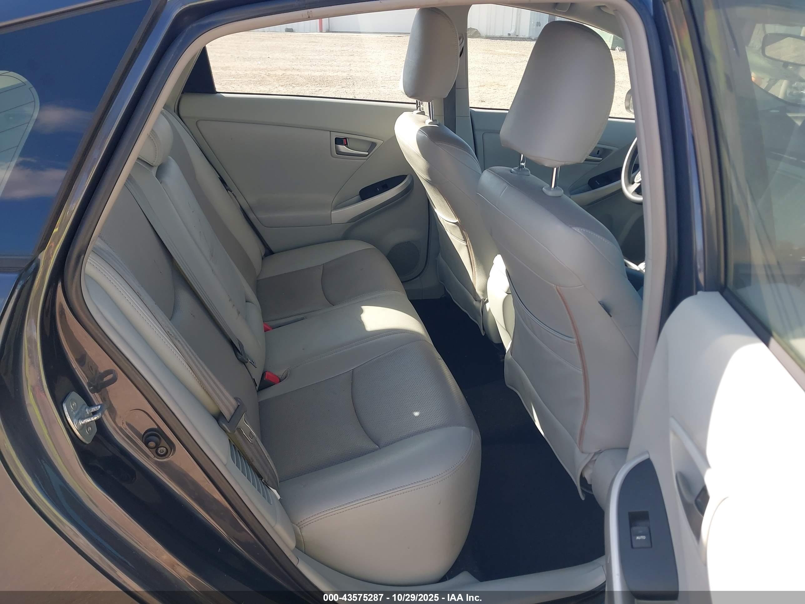 TOYOTA PRIUS image 8