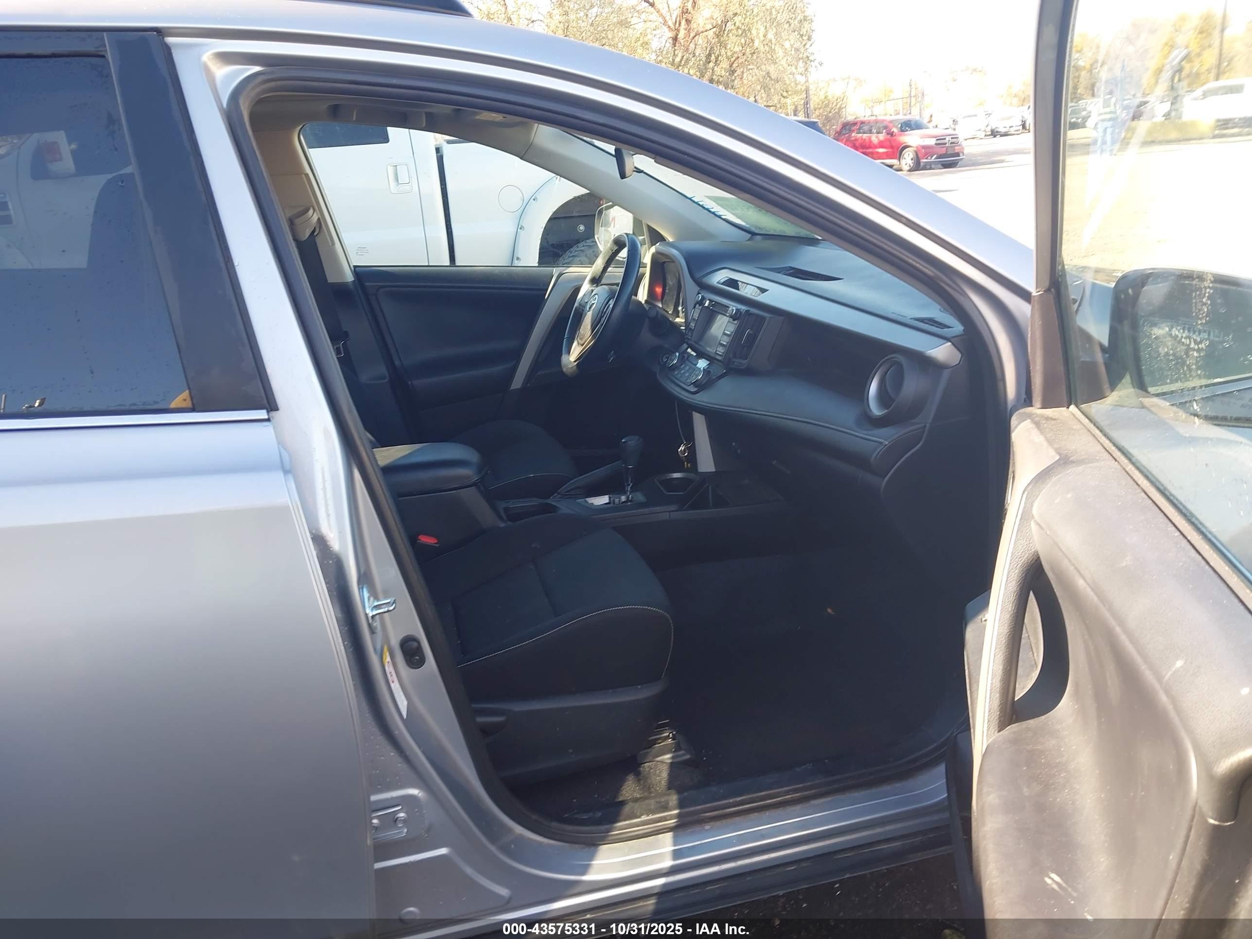 TOYOTA RAV4 image 5