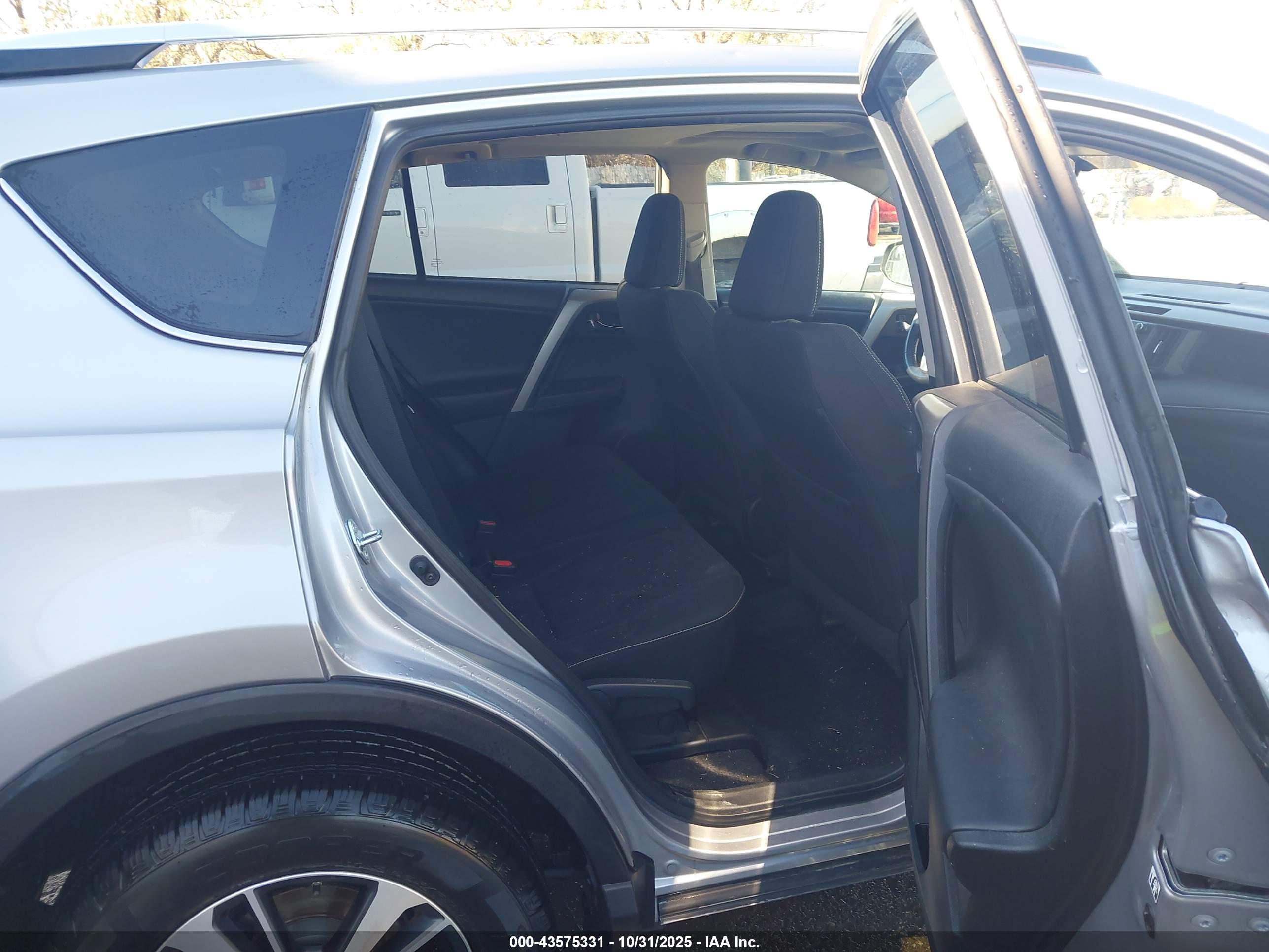 TOYOTA RAV4 image 8