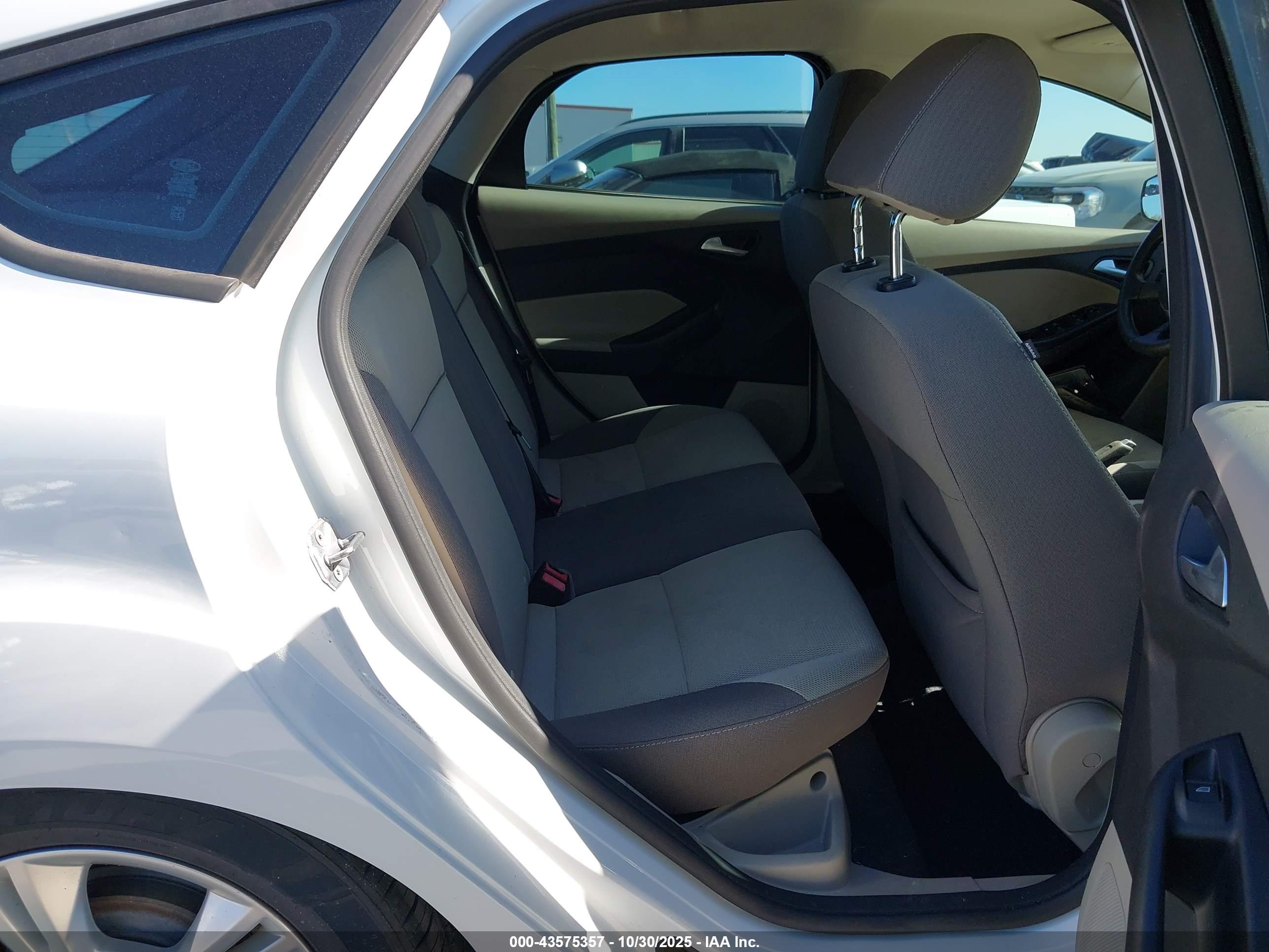FORD FOCUS image 8