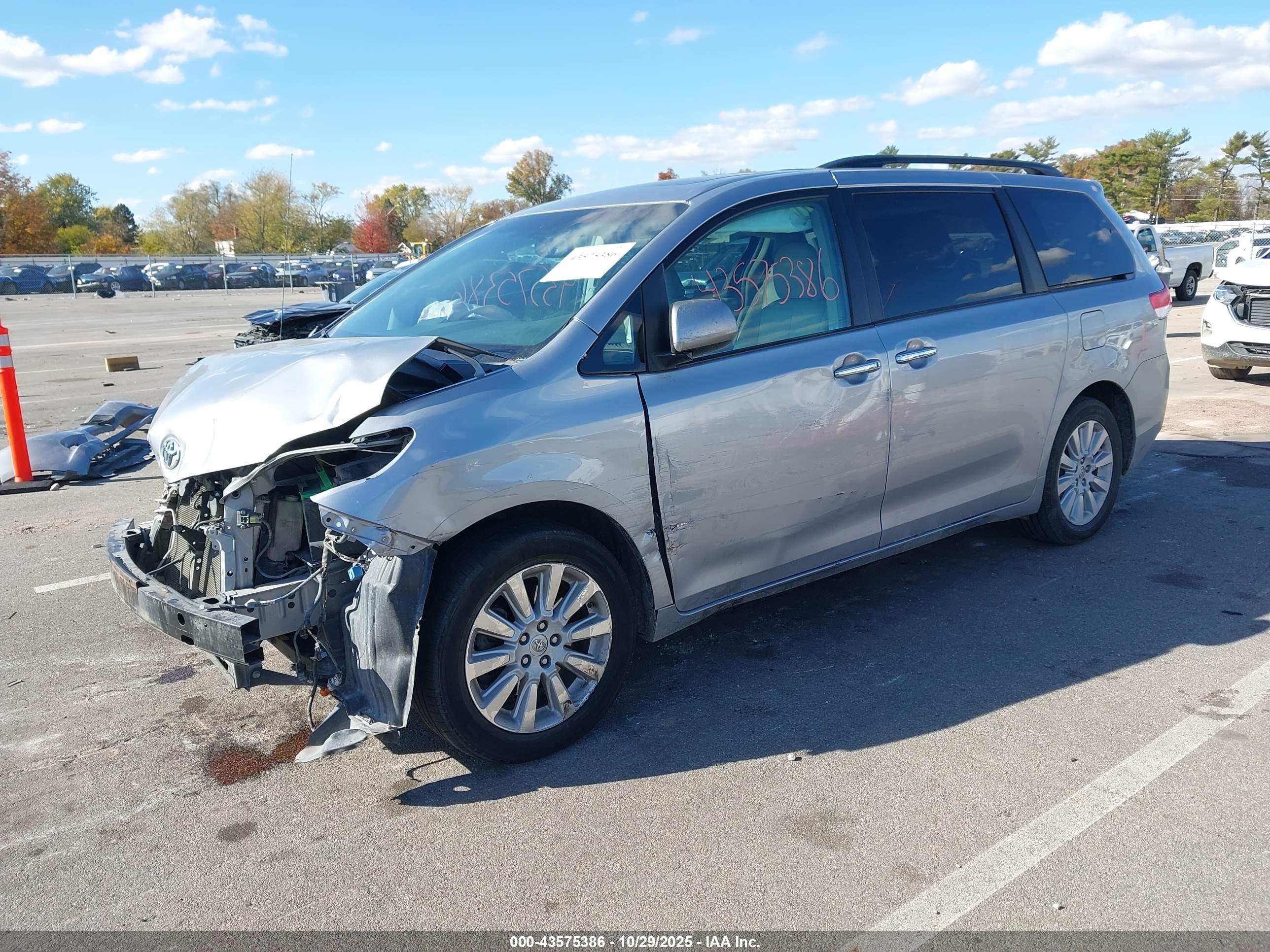 TOYOTA SIENNA image 2