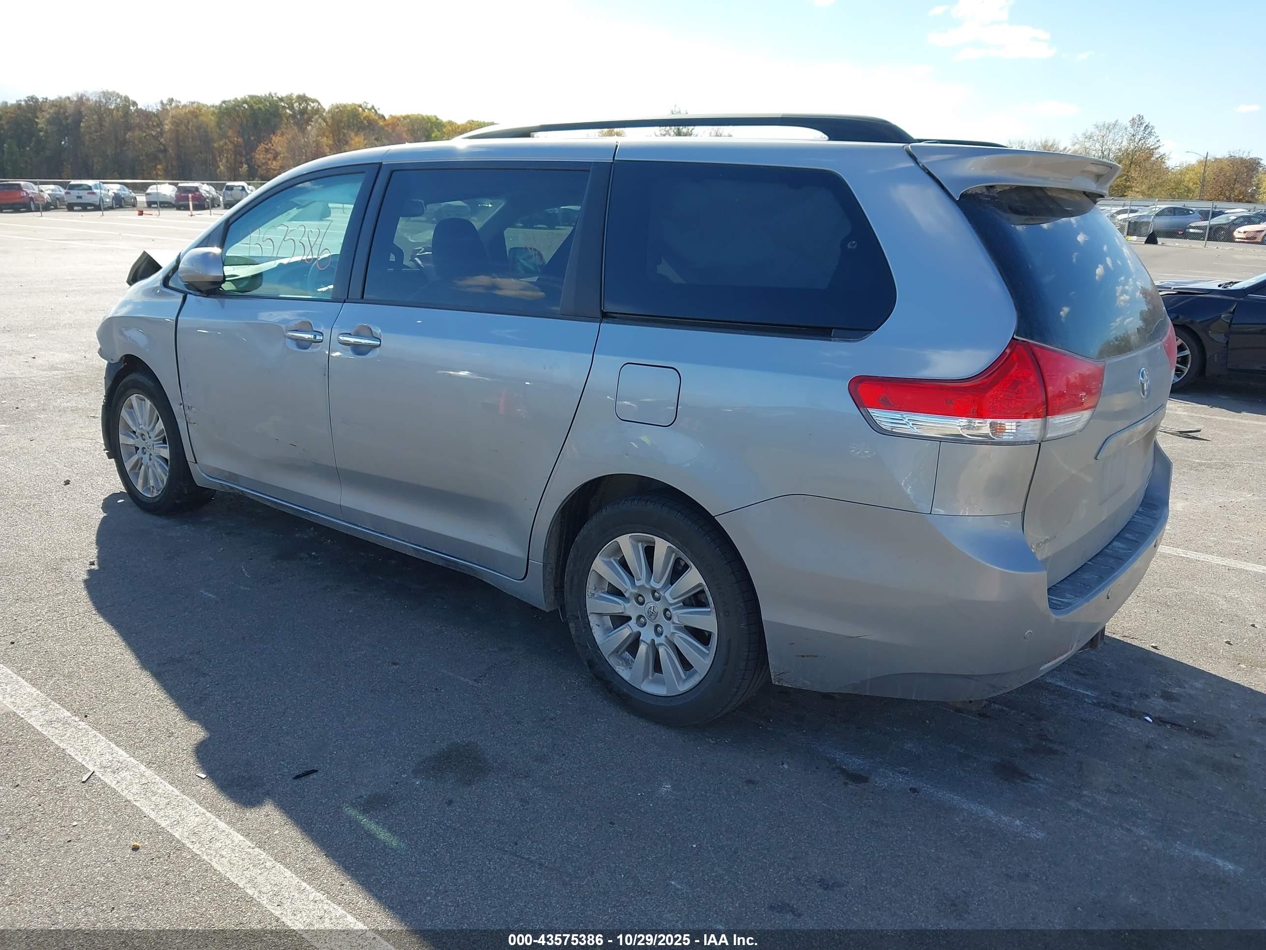 TOYOTA SIENNA image 3