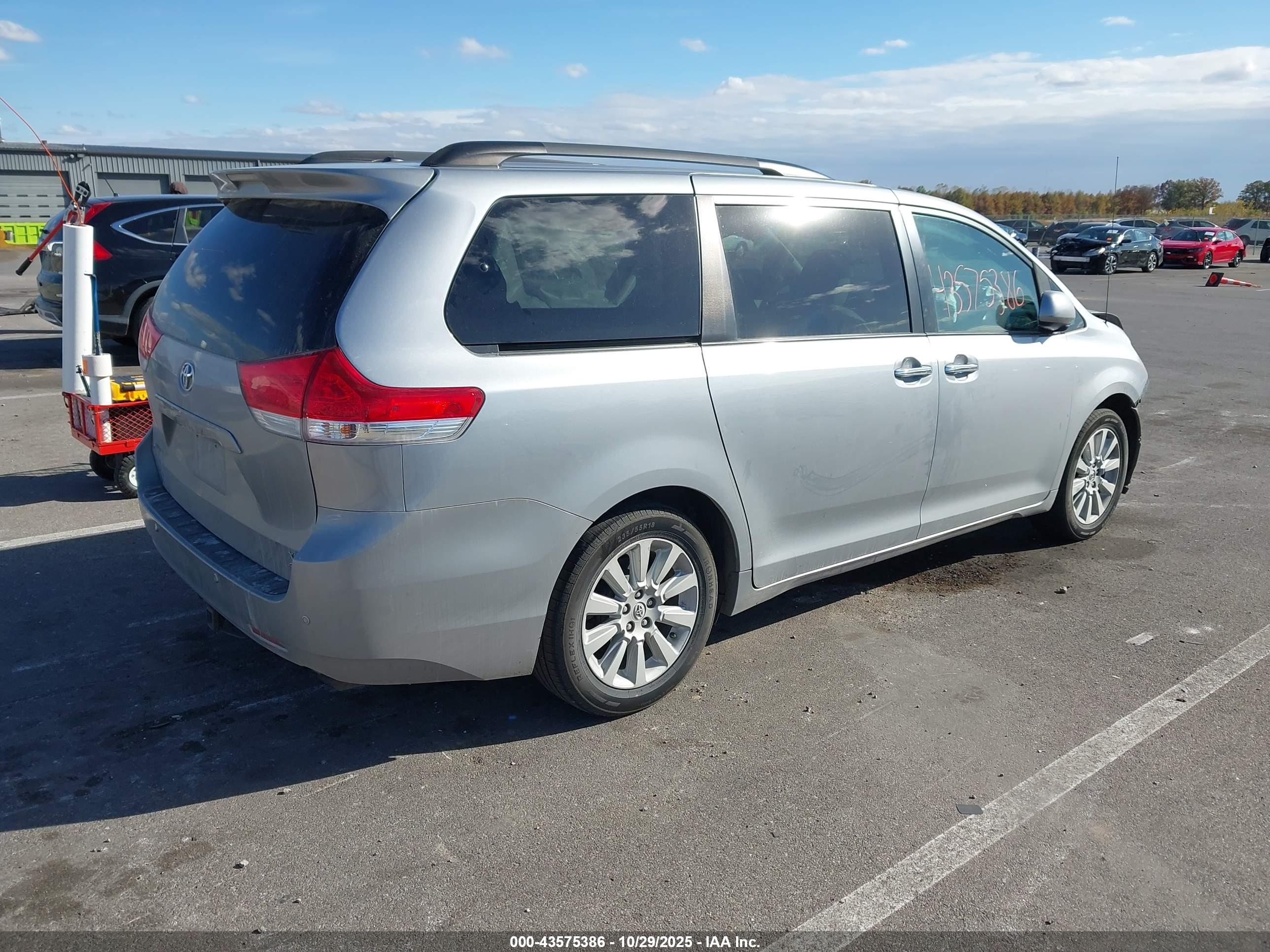TOYOTA SIENNA image 4