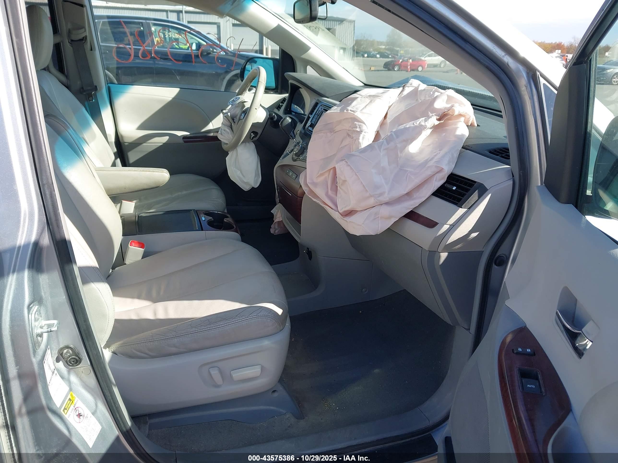 TOYOTA SIENNA image 5