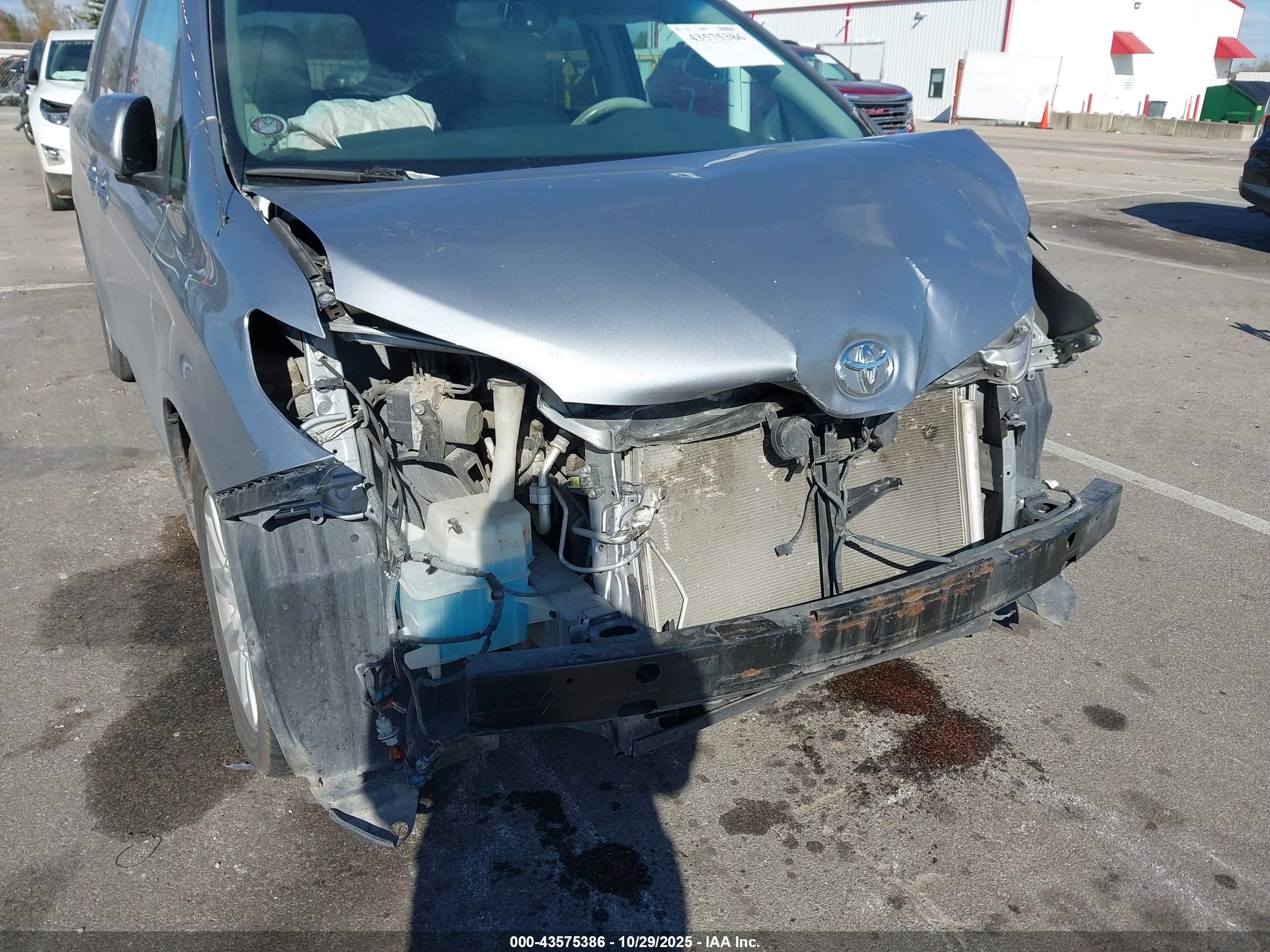 TOYOTA SIENNA image 6
