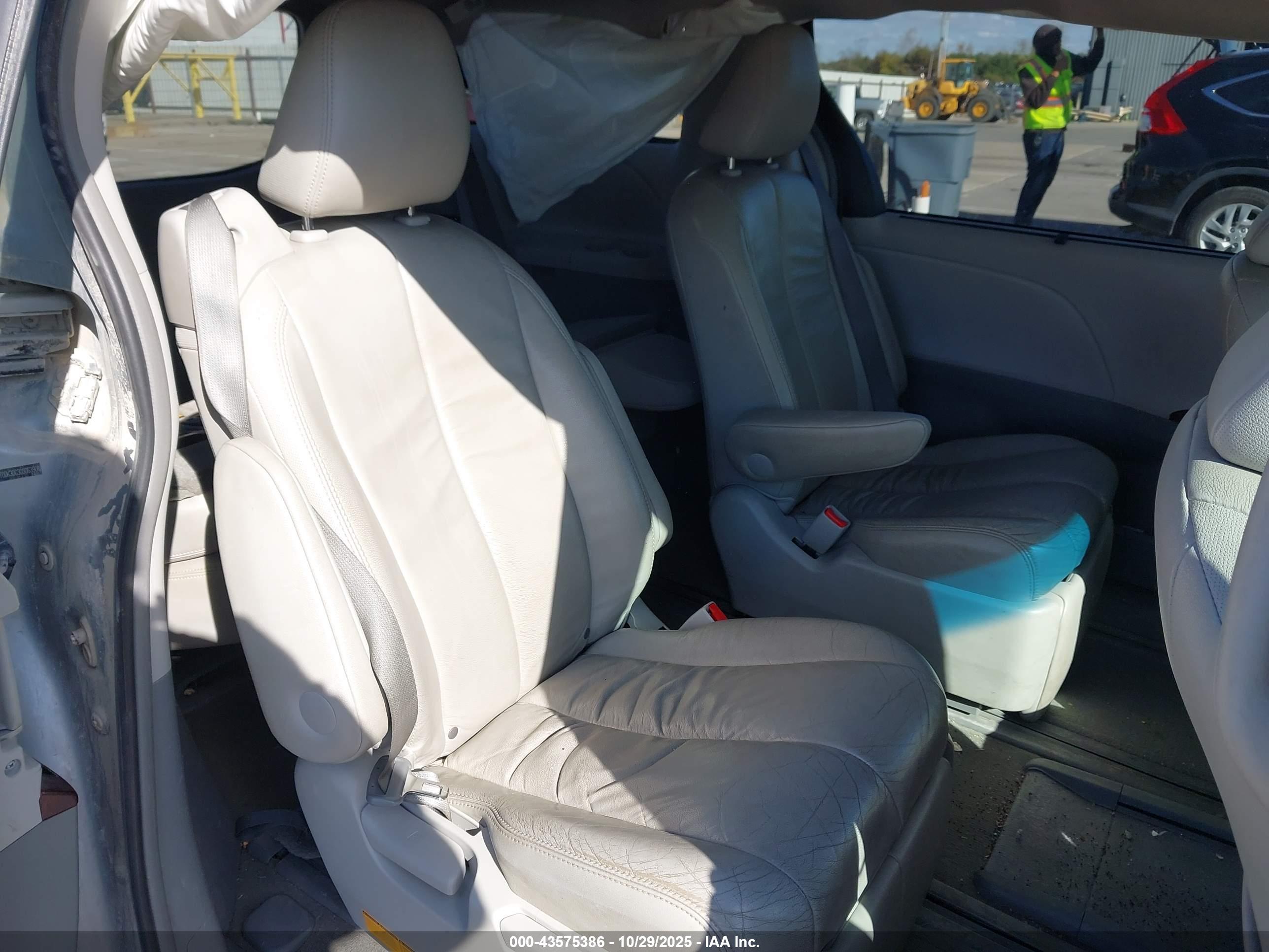 TOYOTA SIENNA image 8