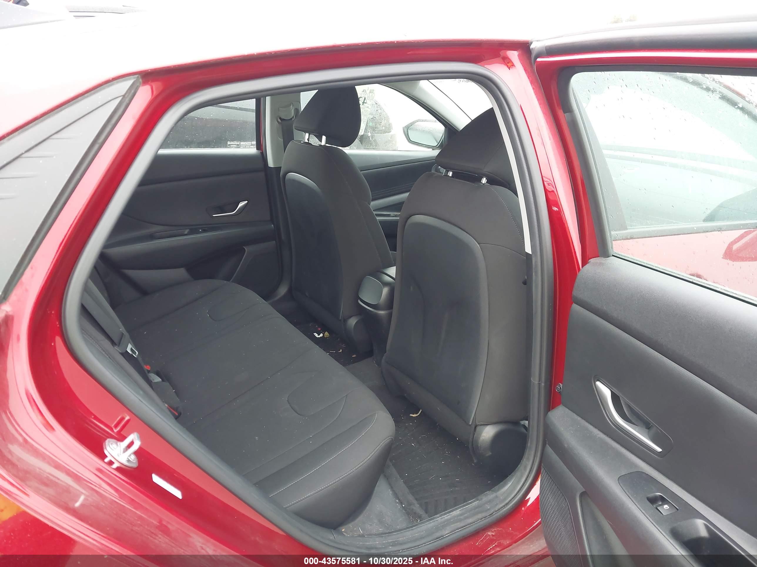 HYUNDAI ELANTRA image 8