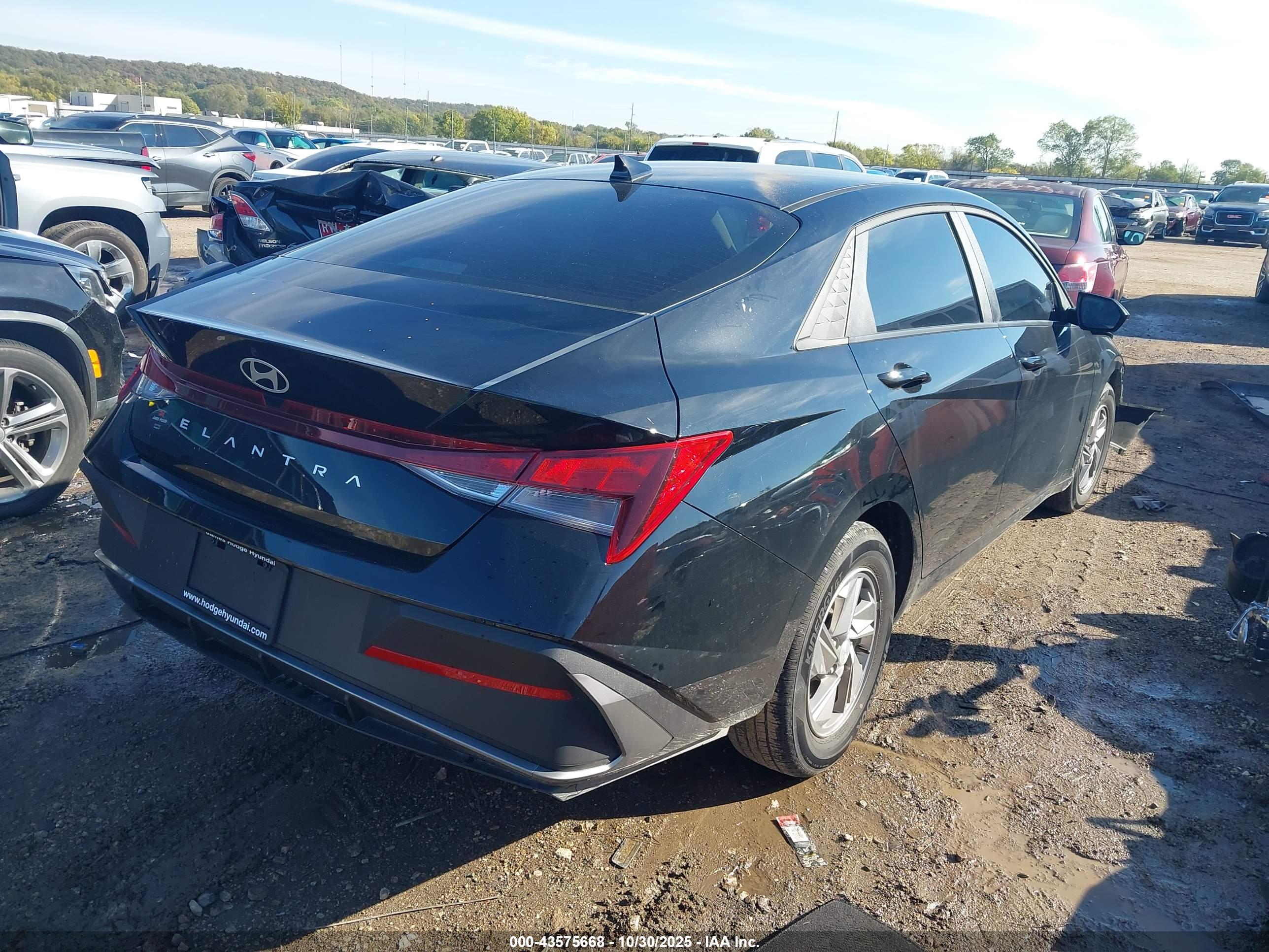 HYUNDAI ELANTRA image 4