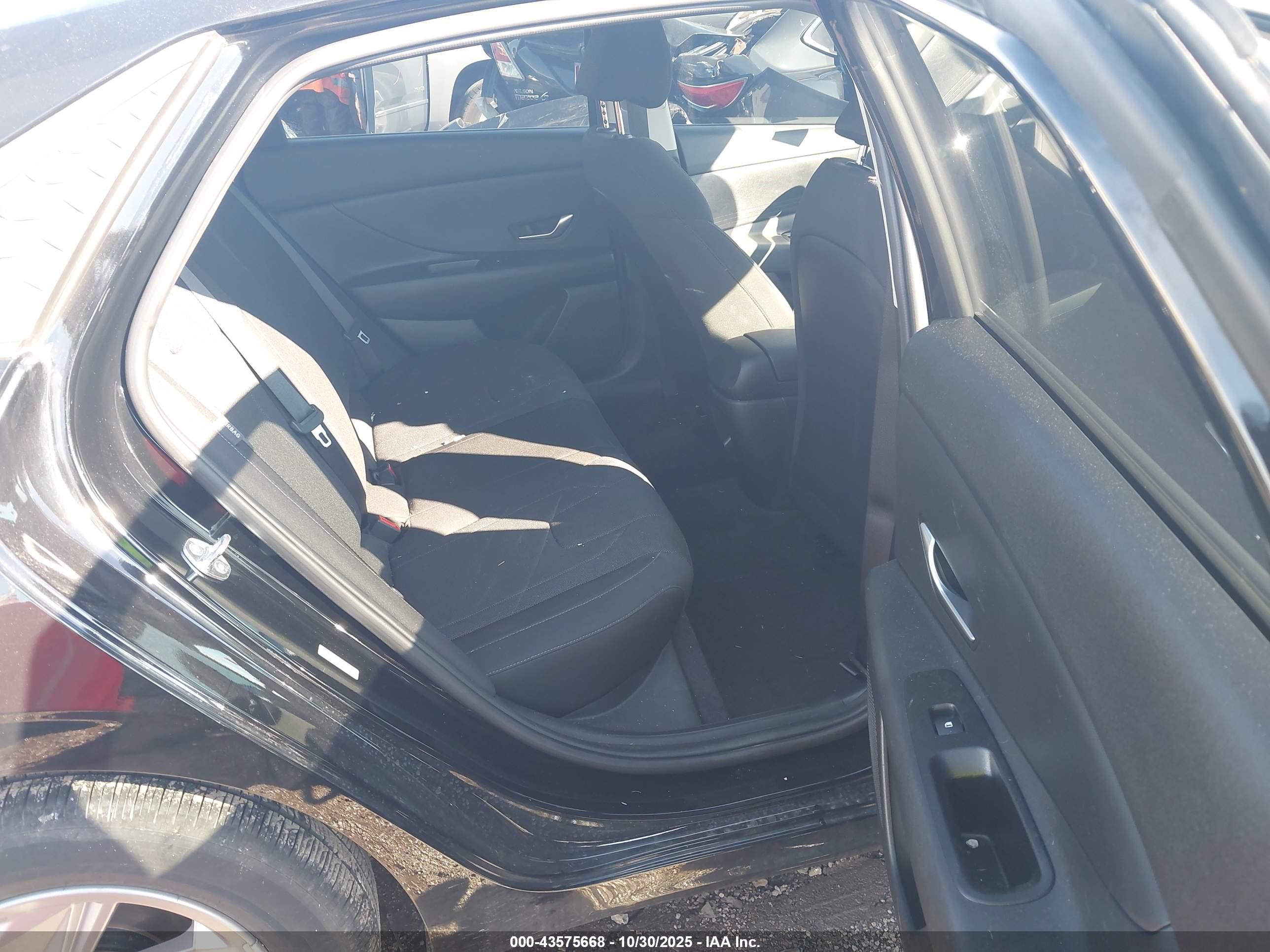 HYUNDAI ELANTRA image 8