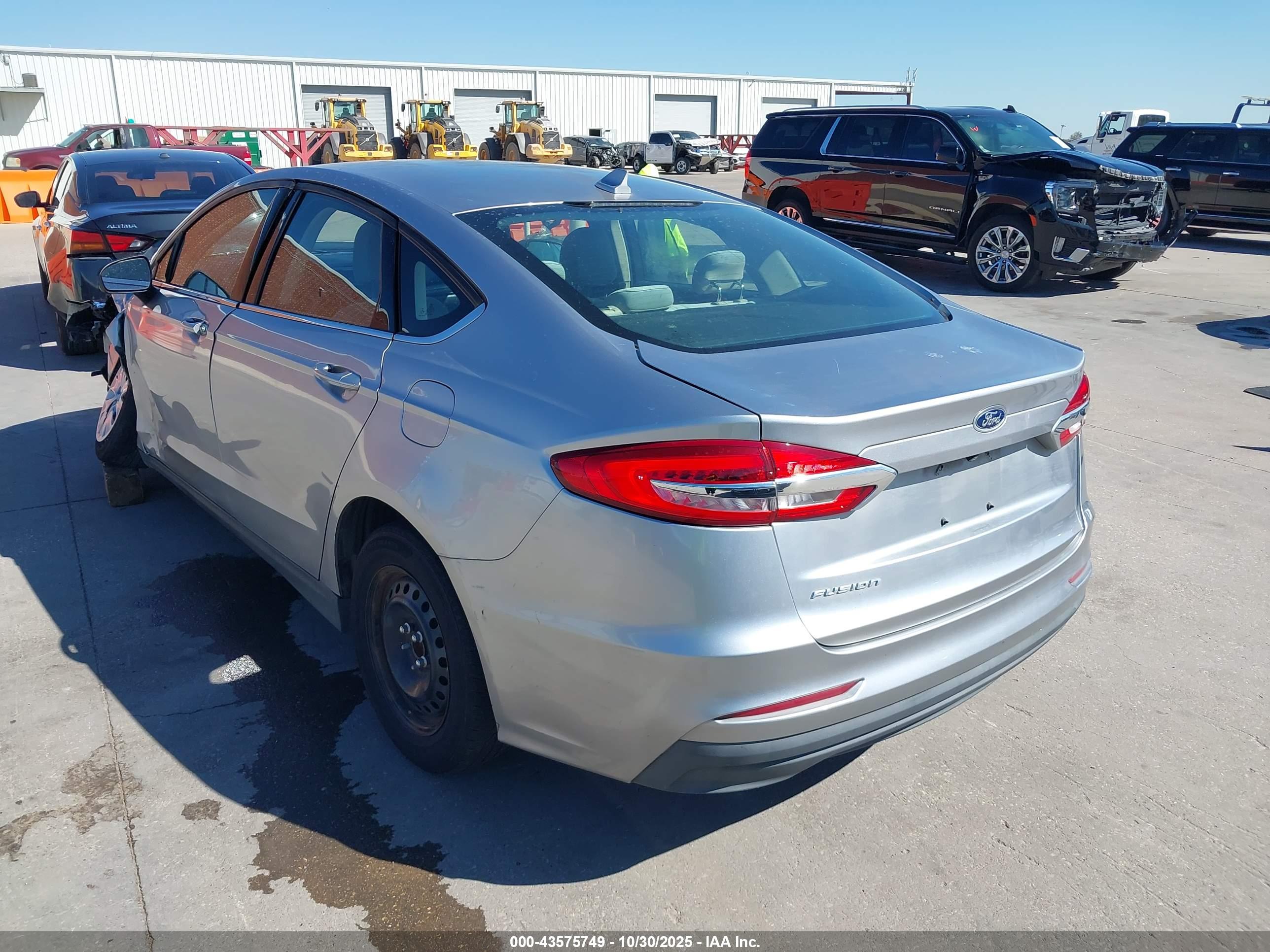 FORD FUSION image 3