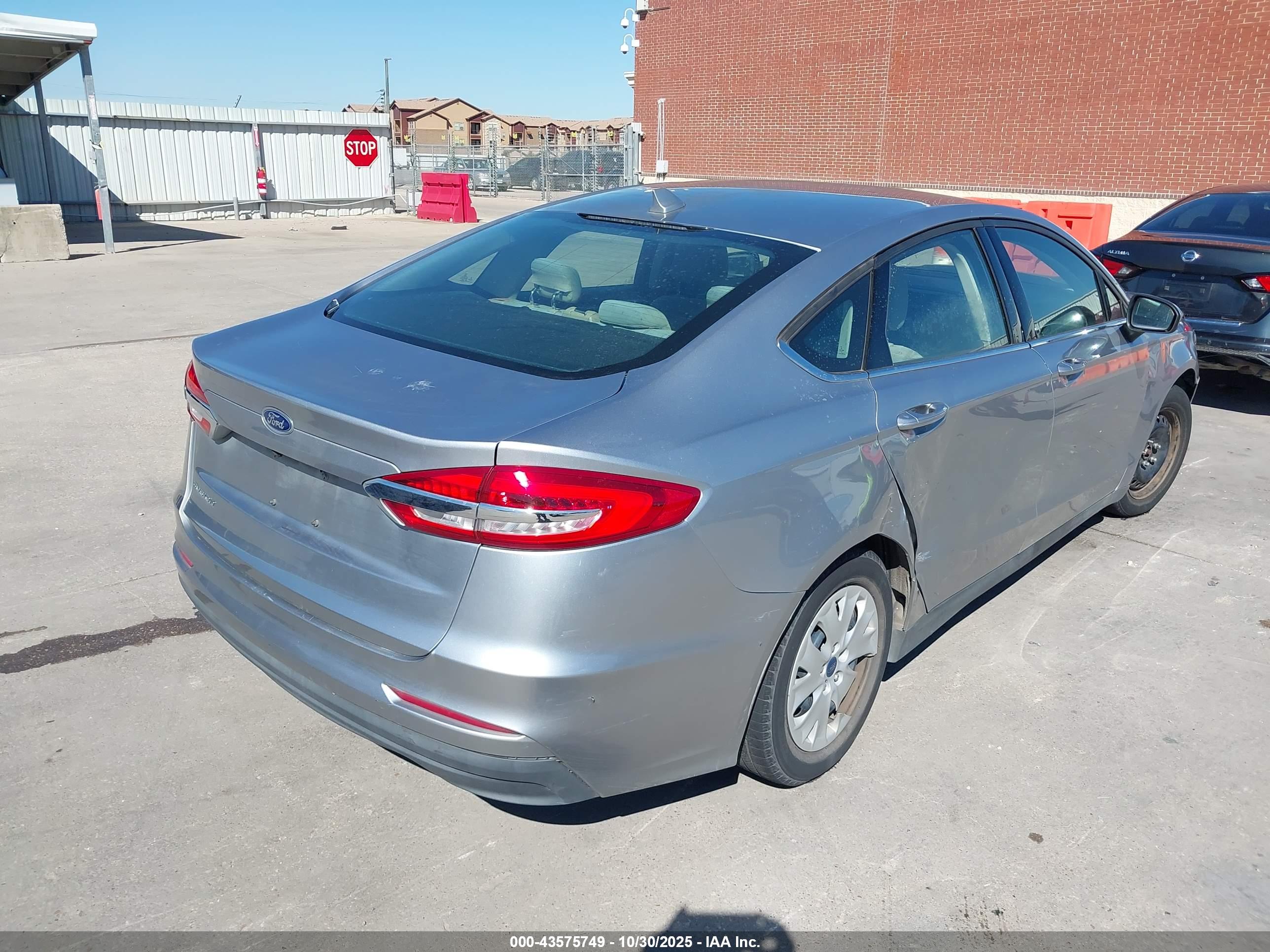 FORD FUSION image 4