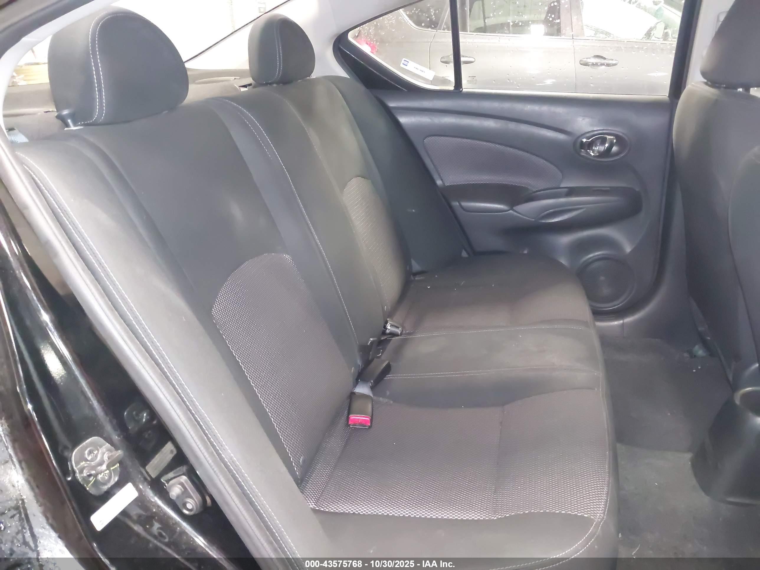 NISSAN VERSA image 8
