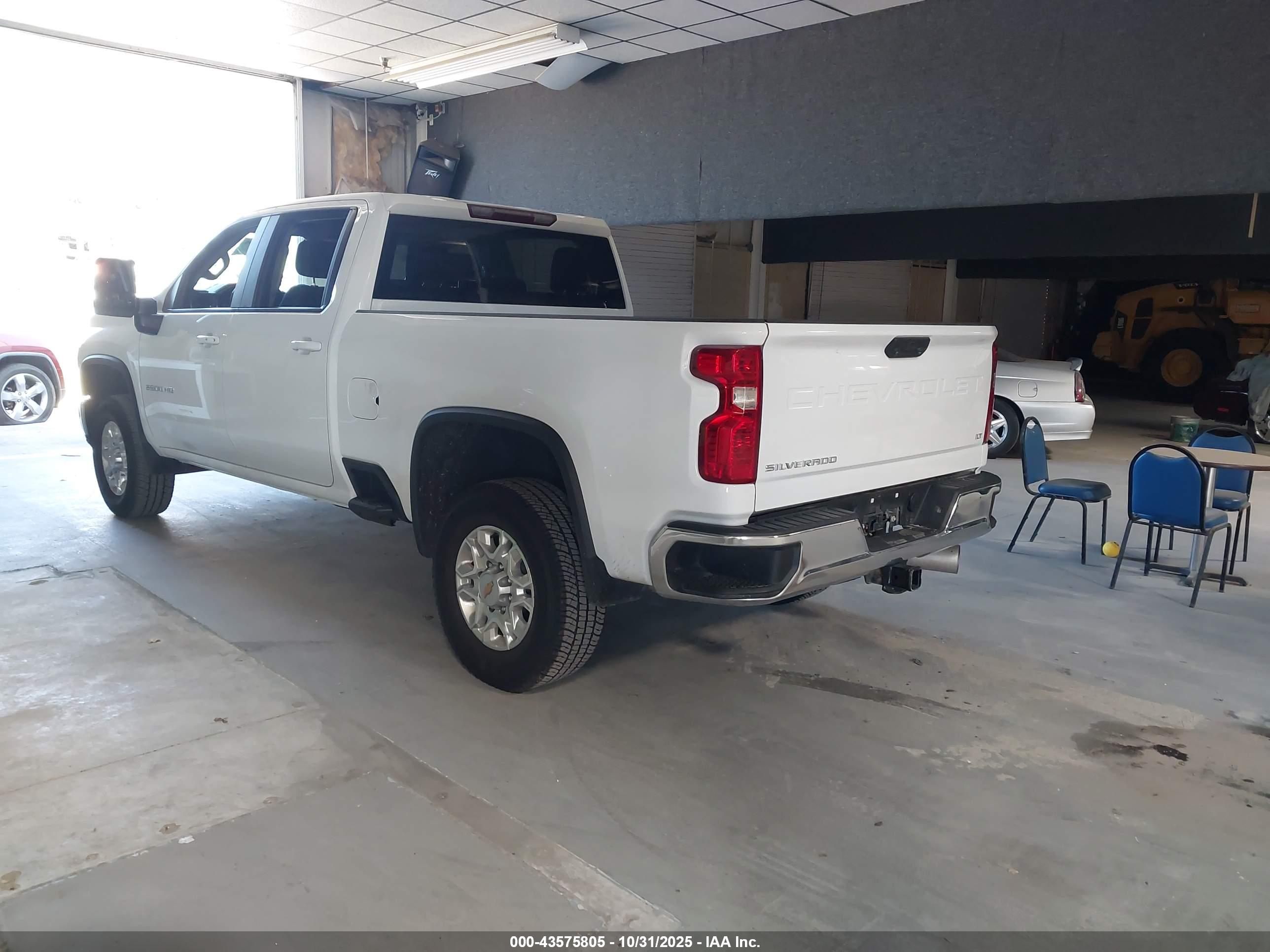 CHEVROLET SILVERADO image 3