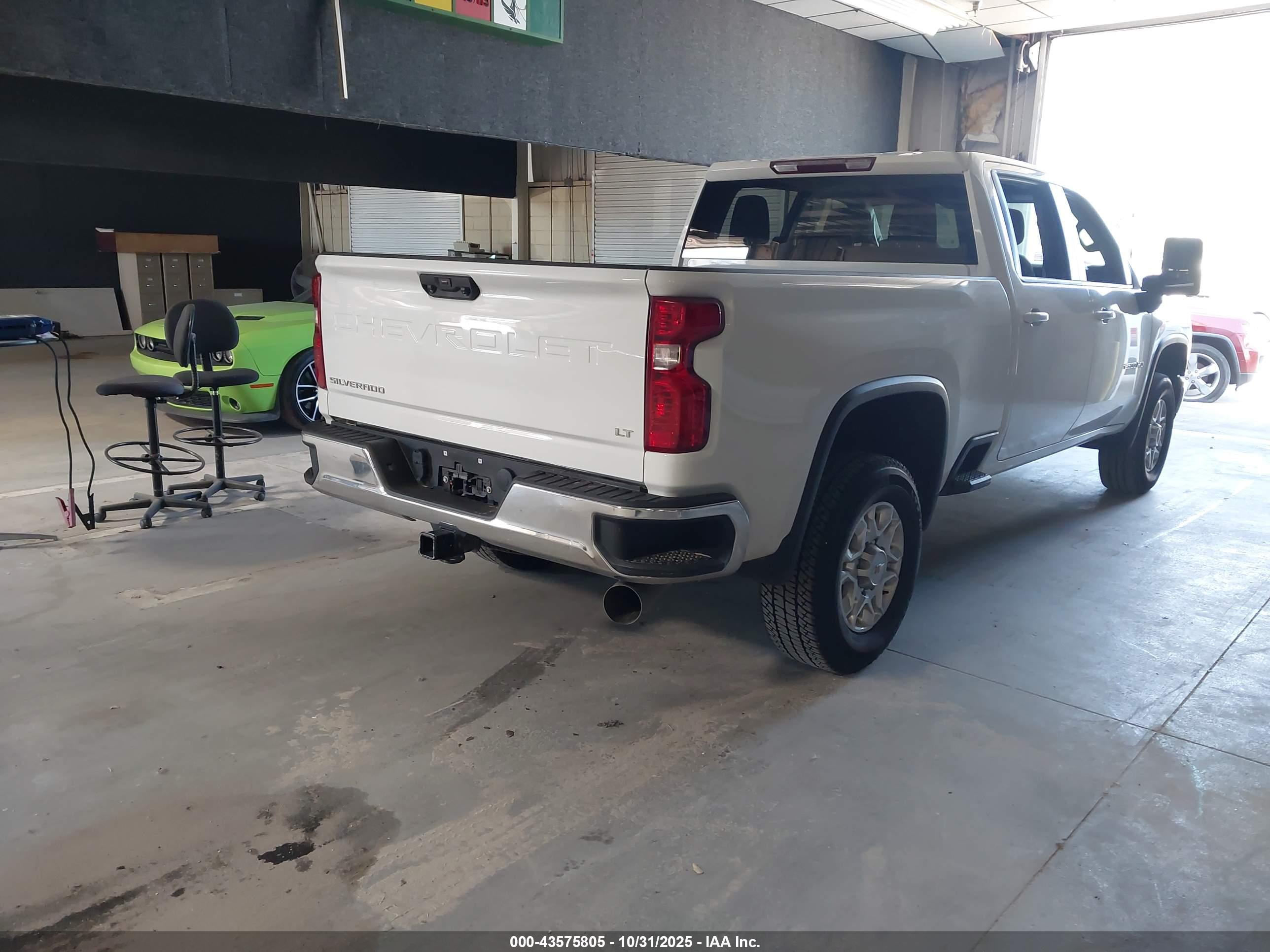 CHEVROLET SILVERADO image 4