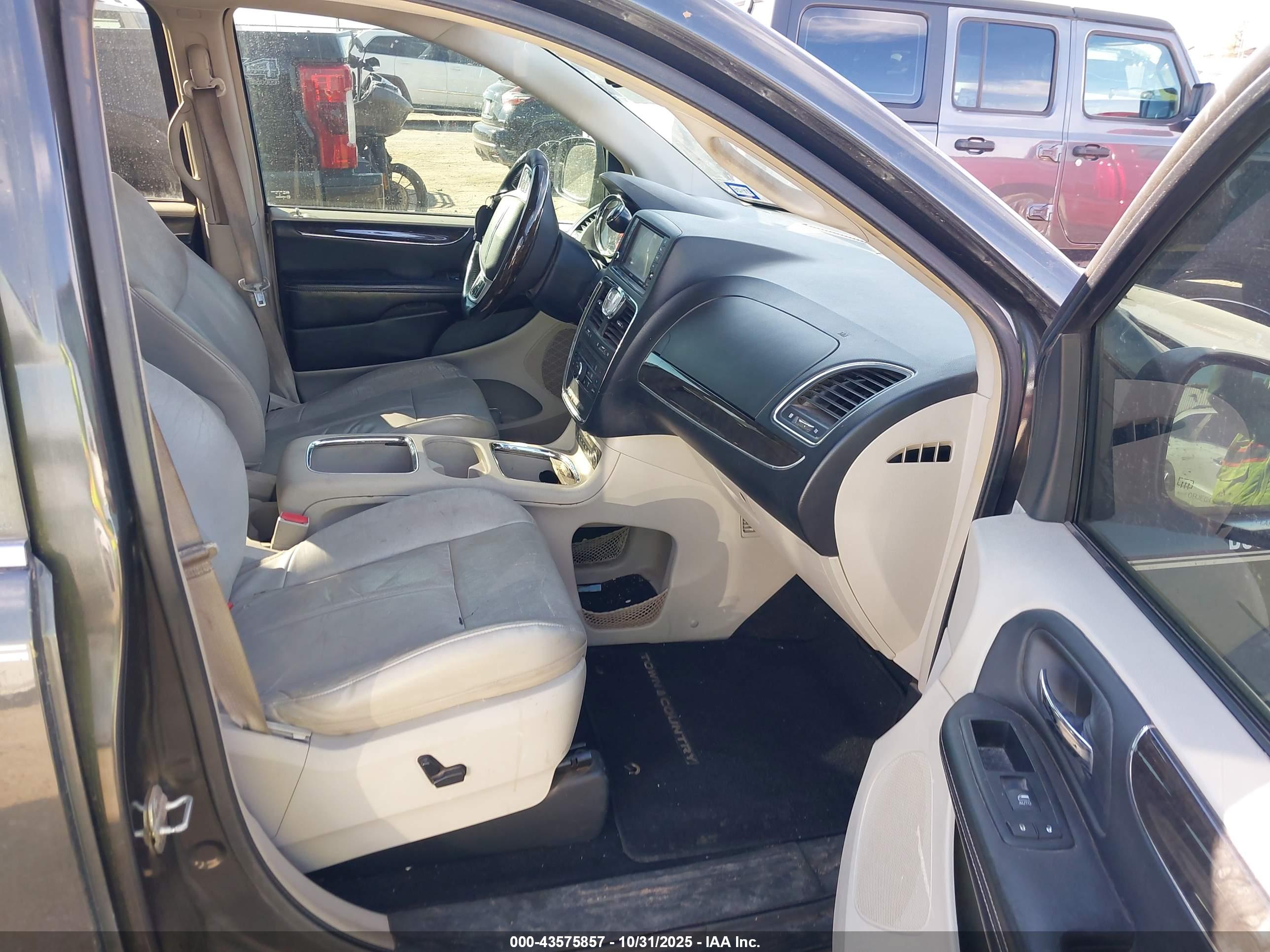CHRYSLER TOWN image 5